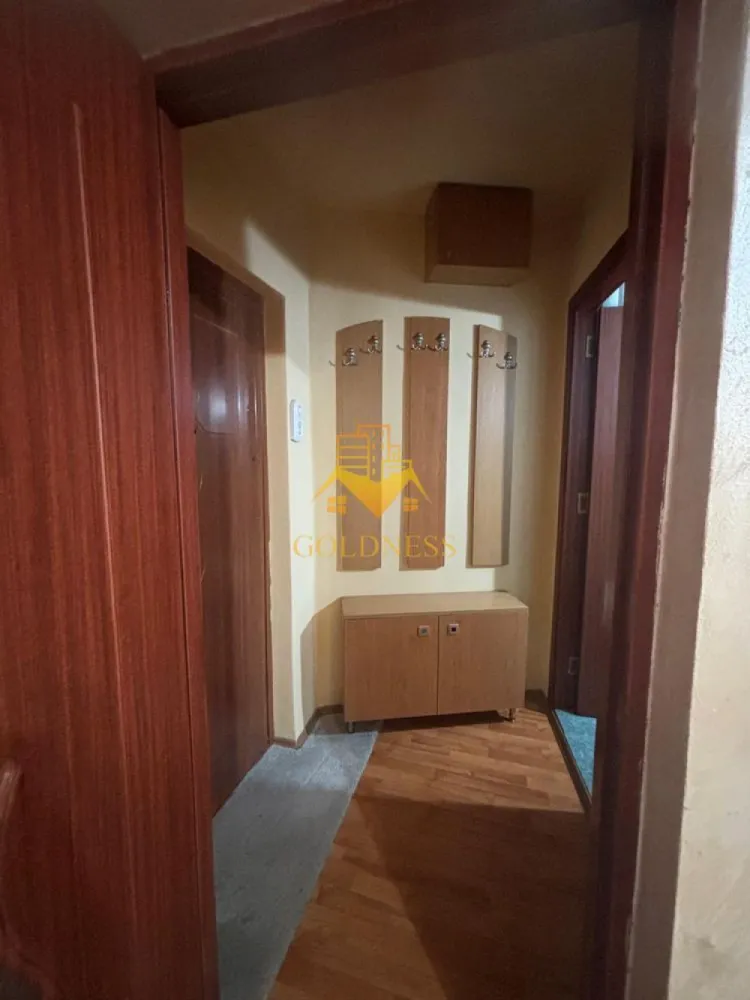 1 camera, Manastur, Izlazului, Frunzișului, UMF, USAMV, Centrala - GOLDNESS Imobiliare vă propune spre închiriere un apartament cu 1 camere complet mobilat și utilat, la etajul 4 într-un imobil de 8 etaje, în Cartierul Manastur.
Se află în apropierea stațiilor de transport în comun, magazine, restaurante, spații verzi, farmacii, etc. 

Apartamentul este compartimentat astfel:
 - camera cu pat matrimonial, dressing, noptiere
 - bucătărie complet utilată și mobilată, loc de servit masa 
 - baie cu cada, calorifer port prosop și dulap pentru depozitare.
 - balcon 4mp

Imobilul este dotat cu toate cele necesare- centrală proprie, frigider, aragaz, hotă, mașină de spălat haine, etc. 

Dacă sunteți interesați de acest apartament și doriți să îl vizionați, dar și pentru alte oferte nu ezitați să ne contactați telefonic sau prin e-mail. Vă stăm la dispoziție!
Pentru intermediere se percepe un comision de 50% din prețul chiriei!