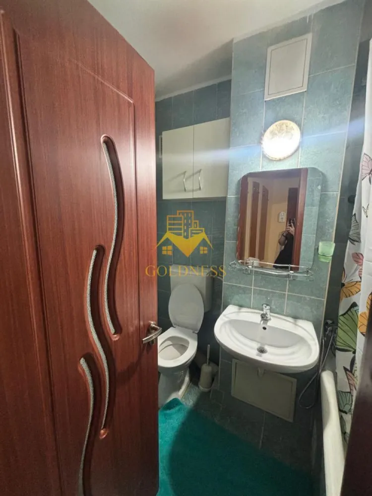 1 camera, Manastur, Izlazului, Frunzișului, UMF, USAMV, Centrala - GOLDNESS Imobiliare vă propune spre închiriere un apartament cu 1 camere complet mobilat și utilat, la etajul 4 într-un imobil de 8 etaje, în Cartierul Manastur.
Se află în apropierea stațiilor de transport în comun, magazine, restaurante, spații verzi, farmacii, etc. 

Apartamentul este compartimentat astfel:
 - camera cu pat matrimonial, dressing, noptiere
 - bucătărie complet utilată și mobilată, loc de servit masa 
 - baie cu cada, calorifer port prosop și dulap pentru depozitare.
 - balcon 4mp

Imobilul este dotat cu toate cele necesare- centrală proprie, frigider, aragaz, hotă, mașină de spălat haine, etc. 

Dacă sunteți interesați de acest apartament și doriți să îl vizionați, dar și pentru alte oferte nu ezitați să ne contactați telefonic sau prin e-mail. Vă stăm la dispoziție!
Pentru intermediere se percepe un comision de 50% din prețul chiriei!