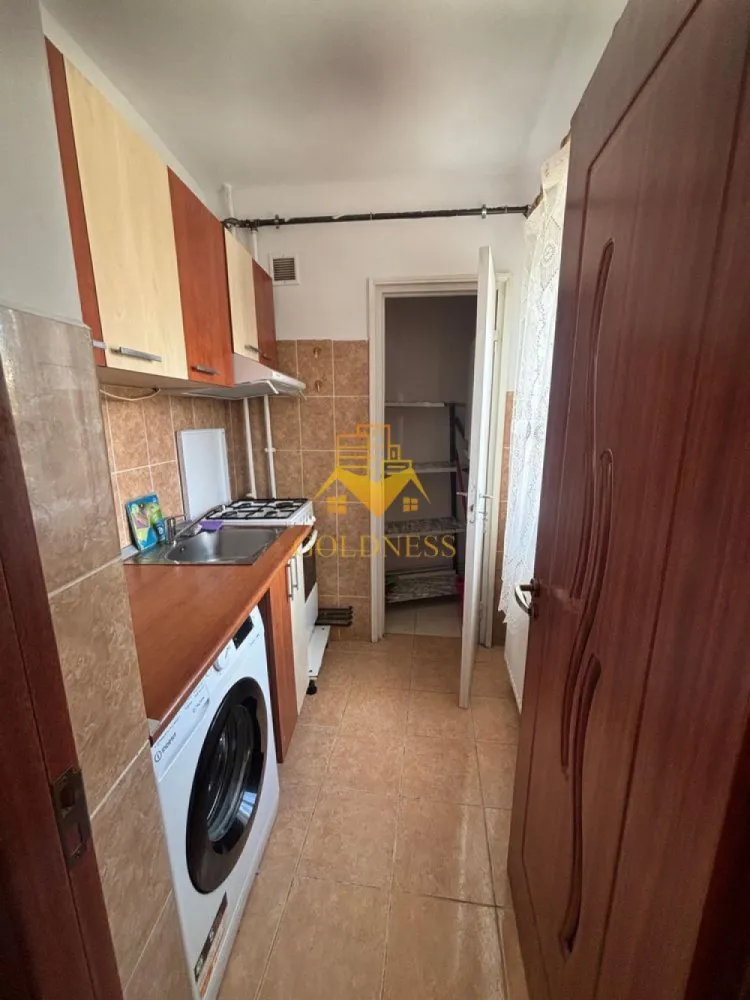 1 camera, Manastur, Izlazului, Frunzișului, UMF, USAMV, Centrala - GOLDNESS Imobiliare vă propune spre închiriere un apartament cu 1 camere complet mobilat și utilat, la etajul 4 într-un imobil de 8 etaje, în Cartierul Manastur.
Se află în apropierea stațiilor de transport în comun, magazine, restaurante, spații verzi, farmacii, etc. 

Apartamentul este compartimentat astfel:
 - camera cu pat matrimonial, dressing, noptiere
 - bucătărie complet utilată și mobilată, loc de servit masa 
 - baie cu cada, calorifer port prosop și dulap pentru depozitare.
 - balcon 4mp

Imobilul este dotat cu toate cele necesare- centrală proprie, frigider, aragaz, hotă, mașină de spălat haine, etc. 

Dacă sunteți interesați de acest apartament și doriți să îl vizionați, dar și pentru alte oferte nu ezitați să ne contactați telefonic sau prin e-mail. Vă stăm la dispoziție!
Pentru intermediere se percepe un comision de 50% din prețul chiriei!