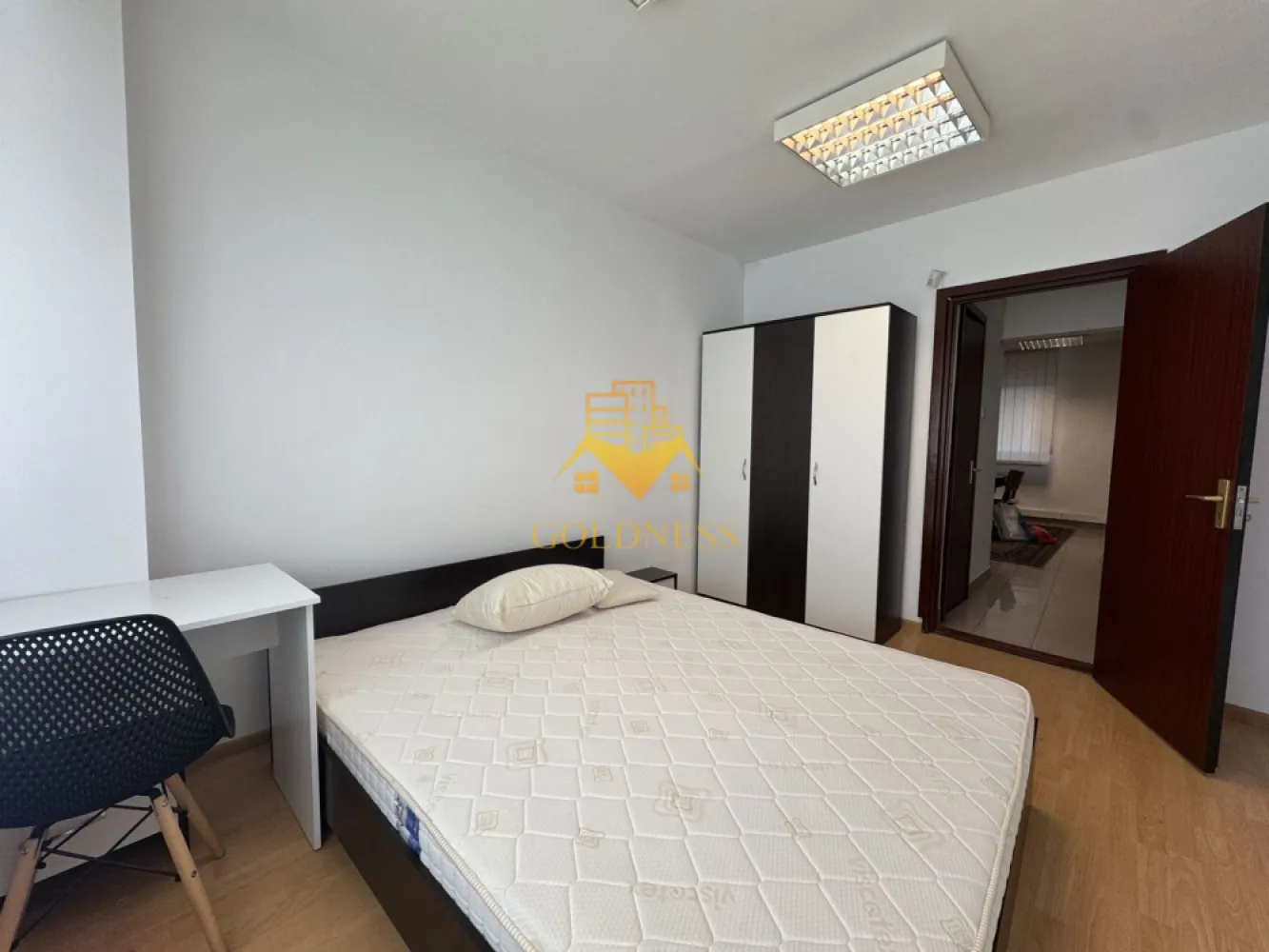 3 camere, decomandate, Dorobantilor Zona Piata Marasti, Revo Fitness - GOLDNESS Imobiliare vă propune spre închiriere un apartament cu 3 camere decomandate complet mobilate și utilate, la Parter într-un imobil de 4 etaje, în Cartierul Marasti.
Posibilitate de parcare in zona!
Se află în apropierea stațiilor de transport în comun, magazine, restaurante, spații verzi, farmacii, etc. 

Apartamentul este compartimentat astfel:
 - 3 dormitoare complet mobilate cu paturi si dulapuri pentru haine
 - bucatarie complet mobilata, utilata, loc de luat masa
 - baie cu cada, calorifer port prosop și dulap pentru depozitare.

Imobilul este dotat cu toate cele necesare- centrală proprie, frigider, aragaz, hotă, mașină de spălat haine, etc. 

Dacă sunteți interesați de acest apartament și doriți să îl vizionați, dar și pentru alte oferte nu ezitați să ne contactați telefonic sau prin e-mail. Vă stăm la dispoziție!

Pentru intermediere se percepe un comision de 50% din prețul chiriei!