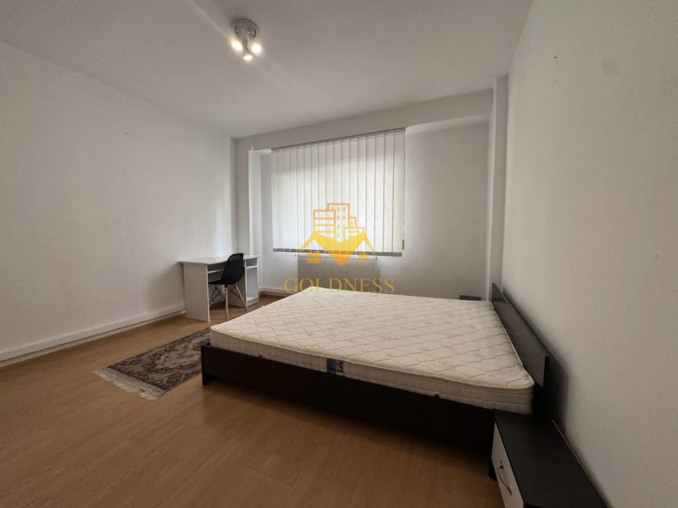 3 camere, decomandate, Dorobantilor Zona Piata Marasti, Revo Fitness - GOLDNESS Imobiliare vă propune spre închiriere un apartament cu 3 camere decomandate complet mobilate și utilate, la Parter într-un imobil de 4 etaje, în Cartierul Marasti.
Posibilitate de parcare in zona!
Se află în apropierea stațiilor de transport în comun, magazine, restaurante, spații verzi, farmacii, etc. 

Apartamentul este compartimentat astfel:
 - 3 dormitoare complet mobilate cu paturi si dulapuri pentru haine
 - bucatarie complet mobilata, utilata, loc de luat masa
 - baie cu cada, calorifer port prosop și dulap pentru depozitare.

Imobilul este dotat cu toate cele necesare- centrală proprie, frigider, aragaz, hotă, mașină de spălat haine, etc. 

Dacă sunteți interesați de acest apartament și doriți să îl vizionați, dar și pentru alte oferte nu ezitați să ne contactați telefonic sau prin e-mail. Vă stăm la dispoziție!

Pentru intermediere se percepe un comision de 50% din prețul chiriei!