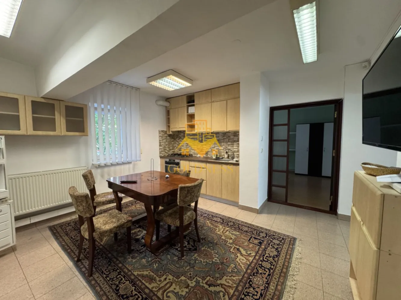 3 camere, decomandate, Dorobantilor Zona Piata Marasti, Revo Fitness - GOLDNESS Imobiliare vă propune spre închiriere un apartament cu 3 camere decomandate complet mobilate și utilate, la Parter într-un imobil de 4 etaje, în Cartierul Marasti.
Posibilitate de parcare in zona!
Se află în apropierea stațiilor de transport în comun, magazine, restaurante, spații verzi, farmacii, etc. 

Apartamentul este compartimentat astfel:
 - 3 dormitoare complet mobilate cu paturi si dulapuri pentru haine
 - bucatarie complet mobilata, utilata, loc de luat masa
 - baie cu cada, calorifer port prosop și dulap pentru depozitare.

Imobilul este dotat cu toate cele necesare- centrală proprie, frigider, aragaz, hotă, mașină de spălat haine, etc. 

Dacă sunteți interesați de acest apartament și doriți să îl vizionați, dar și pentru alte oferte nu ezitați să ne contactați telefonic sau prin e-mail. Vă stăm la dispoziție!

Pentru intermediere se percepe un comision de 50% din prețul chiriei!