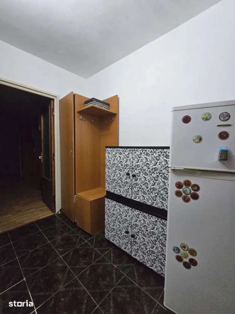 De vanzare garsoniera Tiglina 1, la A-uri, et. 2, 36.000 euro - Vă propunem spre vânzare o garsonieră situată în unul dintre cele mai căutate cartiere ale orașului, Țiglina 1 – zona A-uri, la etajul 2, într-o locație apreciată pentru accesibilitate și toate facilitățile din apropiere.
Poziționarea este unul dintre marile avantaje ale acestei proprietăți: se află în imediata apropiere a Palatului de Justiție, precum și a școlilor, grădinițelor, liceelor, supermarketurilor, farmaciilor, mijloacelor de transport în comun și altor puncte de interes, oferind un stil de viață comod și acces rapid către toate zonele importante ale orașului.
Garsoniera reprezintă o alegere potrivită atât pentru locuit, cât și pentru investiție, datorită amplasării într-o zonă cu cerere ridicată.
Preț: 36.000 €
Comision de tranzactionare 1,5%.
Pentru detalii si vizionare 0746.252.252 Liliana Ene.