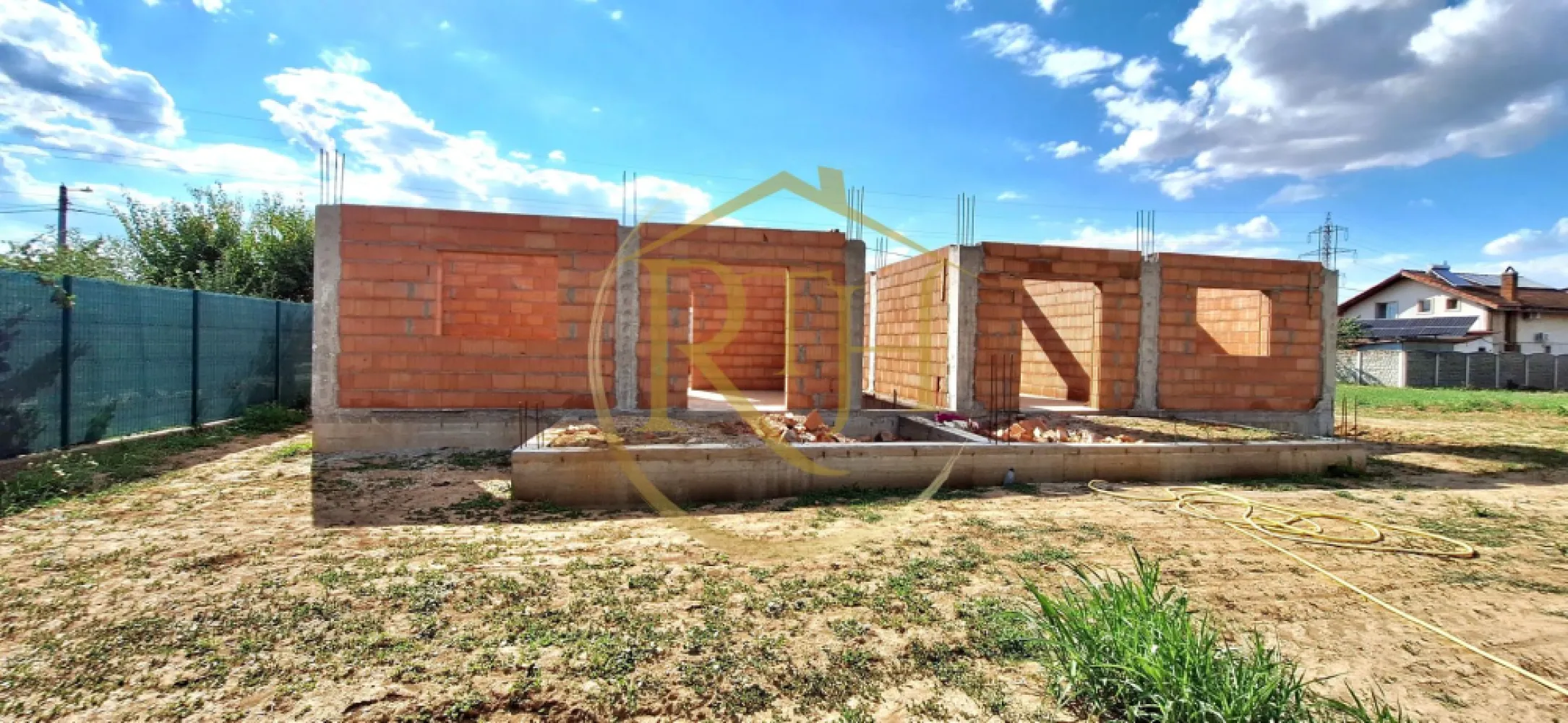 Oferim spre vanzare Duplex 3 camere, separat între unități, Giroc, 0% Comision - Oferim spre vanzare Duplex 3 camere, separat între unități, Giroc, 0% Comision
Vă propunem spre vânzare o casă tip duplex, cu regim de înălțime parter, construită după un concept care oferă un plus de intimitate și confort. Cele două locuințe sunt despărțite printr-un spațiu verde de aproximativ 2 metri, având perete comun doar în zona terasei, o soluție constructivă care reduce semnificativ transferul de zgomot și oferă o independență mult mai mare față de un duplex clasic.

Imobilul este situat în Giroc, pe strada Satul Bătrân, într-o zonă liniștită și în continuă dezvoltare, cu acces rapid către principalele puncte de interes. La doar aproximativ 5 minute se află Primăria Giroc, Biserica, Căminul Cultural, Liceul Teoretic „David Voniga”, magazine precum Profi, Lidl, Pepco și Penny, precum și stațiile mijloacelor de transport în comun.
Construcția este nouă, cu termen estimat de finalizare la sfârșitul anului 2026, plus aproximativ trei luni pentru recepție și predare. Casa este edificată din cărămidă Porotherm, izolată la exterior cu polistiren de 10 cm și prevăzută cu acoperiș din țiglă. Beneficiază de placă din beton, iar în funcție de preferințele cumpărătorului, poate fi realizată cu tavane izolate sau cu pod izolat, pentru un plus de eficiență energetică.
Locuința are o suprafață utilă de 73 mp și este compartimentată practic într-un living generos, o bucătărie separată cu ieșire directă pe terasa din spate, două dormitoare și două băi, dintre care una este matrimonială, deservind dormitorul principal. Terasa are o suprafață de aproximativ 15 mp și oferă acces către curtea proprie, ideală pentru amenajarea unei zone de relaxare.

Fiecare unitate beneficiază de un teren în suprafață de aproximativ 350 mp, un front stradal de 10 metri liniari și nu mai puțin de 4 locuri de parcare, oferind spațiu suficient atât pentru familie, cât și pentru vizitatori.
Casa se predă la cheie, cu finisaje interioare ce pot fi alese de cumpărător în limita bugetului alocat de dezvoltator, oferind posibilitatea personalizării locuinței înainte de finalizare. Ferestrele vor fi echipate cu tâmplărie PVC și geam tripan, iar confortul termic va fi asigurat de centrala termică proprie pe gaz și încălzirea în pardoseală. Proprietatea dispune de toate utilitățile necesare, respectiv apă, gaz, energie electrică și canalizare.
Această proprietate reprezintă o alegere excelentă pentru cei care își doresc confortul unei case noi, eficiență energetică, intimitate și o amplasare foarte bună într-una dintre cele mai căutate zone din Giroc.

În prezent mai este disponibilă spre vânzare doar unitatea din partea stângă a duplexului.
Preț: 118.900 euro, ușor negociabil.
0% comision pentru cumpărător.
Proprietate reprezentată de RealTimHouse.ro – Un pas spre un loc doar al tău!