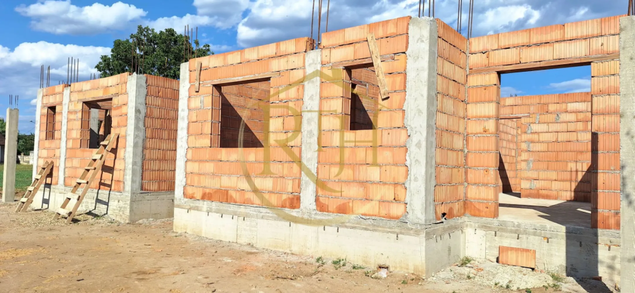 Oferim spre vanzare Duplex 3 camere, separat între unități, Giroc, 0% Comision - Oferim spre vanzare Duplex 3 camere, separat între unități, Giroc, 0% Comision
Vă propunem spre vânzare o casă tip duplex, cu regim de înălțime parter, construită după un concept care oferă un plus de intimitate și confort. Cele două locuințe sunt despărțite printr-un spațiu verde de aproximativ 2 metri, având perete comun doar în zona terasei, o soluție constructivă care reduce semnificativ transferul de zgomot și oferă o independență mult mai mare față de un duplex clasic.

Imobilul este situat în Giroc, pe strada Satul Bătrân, într-o zonă liniștită și în continuă dezvoltare, cu acces rapid către principalele puncte de interes. La doar aproximativ 5 minute se află Primăria Giroc, Biserica, Căminul Cultural, Liceul Teoretic „David Voniga”, magazine precum Profi, Lidl, Pepco și Penny, precum și stațiile mijloacelor de transport în comun.
Construcția este nouă, cu termen estimat de finalizare la sfârșitul anului 2026, plus aproximativ trei luni pentru recepție și predare. Casa este edificată din cărămidă Porotherm, izolată la exterior cu polistiren de 10 cm și prevăzută cu acoperiș din țiglă. Beneficiază de placă din beton, iar în funcție de preferințele cumpărătorului, poate fi realizată cu tavane izolate sau cu pod izolat, pentru un plus de eficiență energetică.
Locuința are o suprafață utilă de 73 mp și este compartimentată practic într-un living generos, o bucătărie separată cu ieșire directă pe terasa din spate, două dormitoare și două băi, dintre care una este matrimonială, deservind dormitorul principal. Terasa are o suprafață de aproximativ 15 mp și oferă acces către curtea proprie, ideală pentru amenajarea unei zone de relaxare.

Fiecare unitate beneficiază de un teren în suprafață de aproximativ 350 mp, un front stradal de 10 metri liniari și nu mai puțin de 4 locuri de parcare, oferind spațiu suficient atât pentru familie, cât și pentru vizitatori.
Casa se predă la cheie, cu finisaje interioare ce pot fi alese de cumpărător în limita bugetului alocat de dezvoltator, oferind posibilitatea personalizării locuinței înainte de finalizare. Ferestrele vor fi echipate cu tâmplărie PVC și geam tripan, iar confortul termic va fi asigurat de centrala termică proprie pe gaz și încălzirea în pardoseală. Proprietatea dispune de toate utilitățile necesare, respectiv apă, gaz, energie electrică și canalizare.
Această proprietate reprezintă o alegere excelentă pentru cei care își doresc confortul unei case noi, eficiență energetică, intimitate și o amplasare foarte bună într-una dintre cele mai căutate zone din Giroc.

În prezent mai este disponibilă spre vânzare doar unitatea din partea stângă a duplexului.
Preț: 118.900 euro, ușor negociabil.
0% comision pentru cumpărător.
Proprietate reprezentată de RealTimHouse.ro – Un pas spre un loc doar al tău!