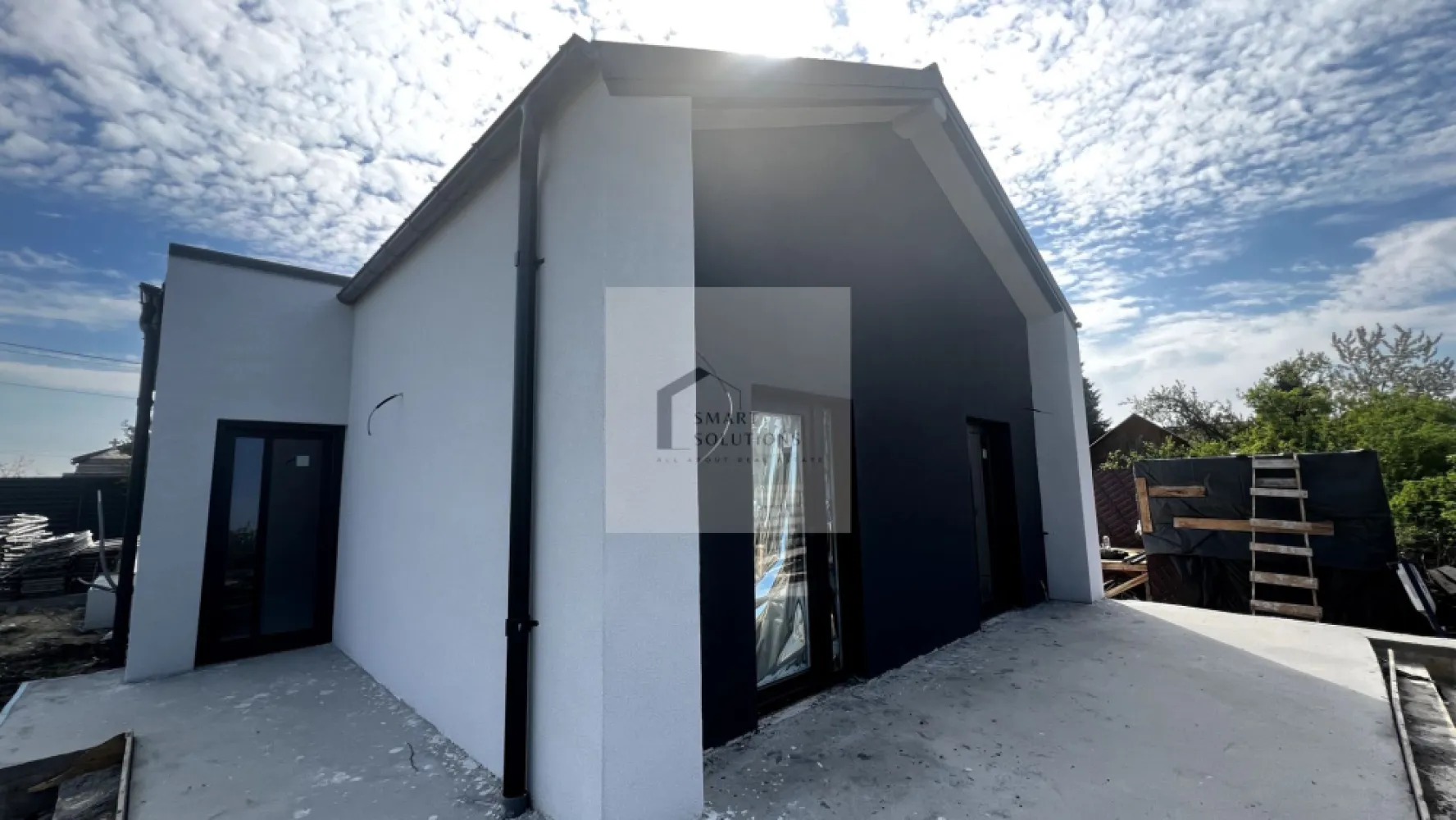Casă Individuală Premium pe Parter | Eficiență Energetica Maxima - Vă propunem spre vânzare o locuință modernă, proiectată exclusiv pe parter, care îmbină designul minimalist cu funcționalitatea supremă. 
Situată într-o zonă liniștită din Clinceni, casa este refugiul ideal pentru cei care vor să evadeze din agitația urbană, fără a sacrifica accesul rapid către București.

Preț: 155.000 EUR (Proiect "La Gata" – finisaje incluse) - COMISION 0%

Teren Generos: Beneficiați de un lot de 490 mp, oferind o curte spațioasă, asigurând intimitate și spațiu pentru relaxare.

Arhitectură de Excepție: Living de tip open space cu tavan înalt, care oferă o senzație de volum și libertate, rar întâlnită în segmentul rezidențial.

Conexiune cu Natura: Fiecare cameră dispune de ieșire directă pe terase, eliminând bariera dintre interior și exterior și inundând spațiul cu lumină naturală prin suprafețele vitrate mari.

Eficiență Energetică : Dotată cu pompă de căldură și infrastructură completă pentru panouri fotovoltaice. Aceste sisteme pot reduce costurile cu energia pentru încălzire și apă caldă cu până la 85%.

Compartimentare și Specificații:

Suprafață Utilă: 114 mp optimizați inteligent.

Camere: 3 dormitoare luminoase și un living generos cu zonă de dining.

Băi: 2 băi cu design modern.

Utilități Complete: Apă curentă, canalizare, și curent electric.

Parcare: Spațiu amenajat pentru minimum 2 autoturisme.

Dotări Premium incluse în preț:

Sistem de încălzire în pardoseală pentru confort termic uniform.

Tâmplărie de înaltă calitate Salamander, pentru izolație fonică și termică superioară.

Infrastructură gata pregătită pentru iluminat exterior și poartă electrică.

Corpuri de iluminat in interior deja instalate.

Locație și Conectivitate:

Locuința profită de cele mai importante proiecte de infrastructură din sud-vestul capitalei:

Acces facil către Autostrada A0 Sud și Pasajul Clinceni, scurtând semnificativ timpul de deplasare către orice zonă a Bucureștiului.

Proximitate față de Prelungirea Ghencea și noul Pasaj Domnești.

Casa se predă complet finalizată, pregătită să devină noul tău cămin.

Programează acum o vizionare și convinge-te personal de calitatea acestui proiect!