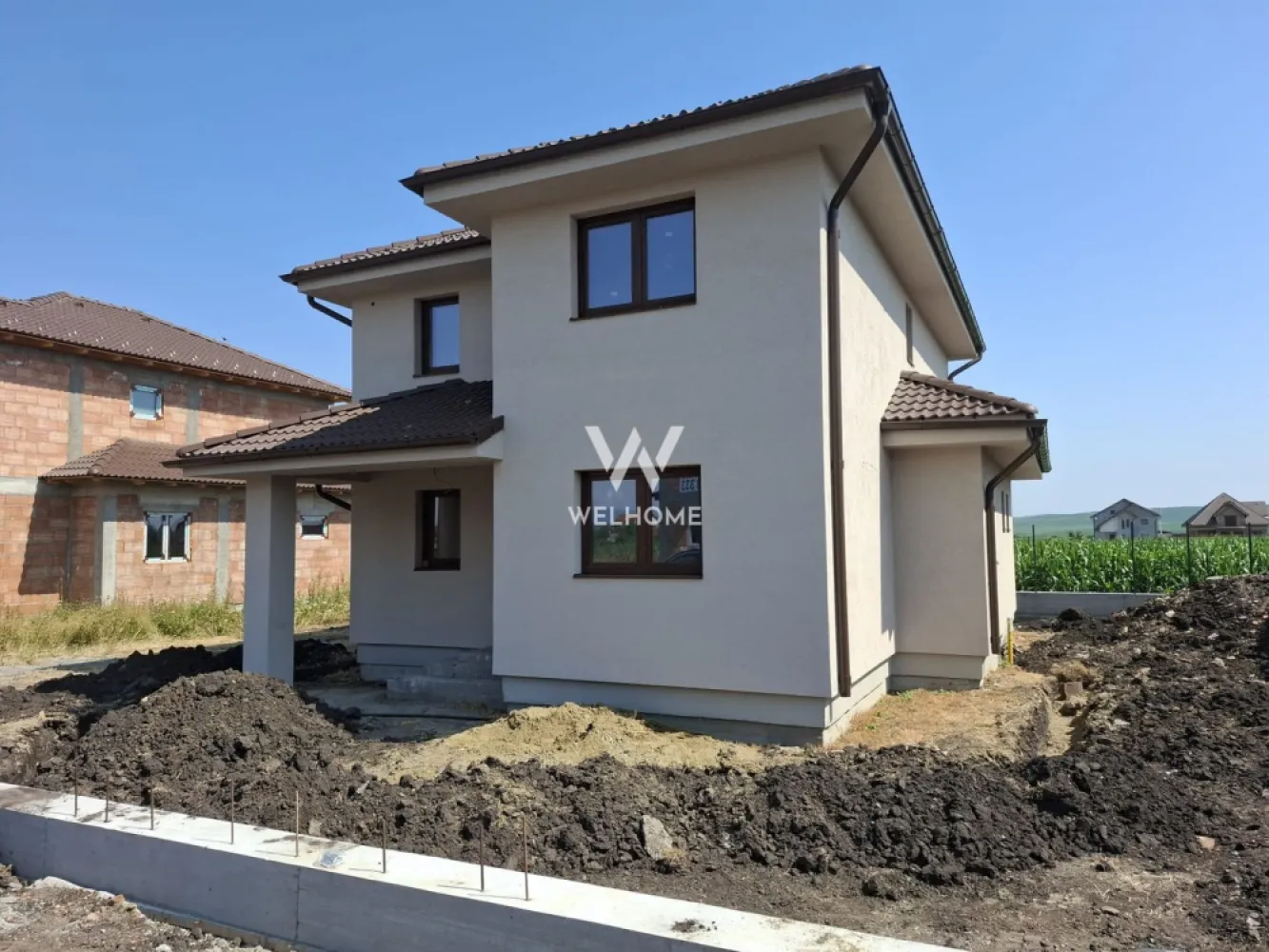 Casă individuală modernă cu pod – Șura Mică - Descoperă confortul unei locuințe noi, într-o zonă liniștită din Șura Mică! O casă ideală pentru familie, cu spații bine gândite și posibilitatea de a o amenaja exact după gustul tău.

Caracteristici principale:
 • Suprafață utilă: 120 mp
 • Teren: 375 mp (Curte generoasă pentru relaxare sau amenajare grădină)
 • Regim: Parter + Etaj + pod (spațiu suplimentar pentru depozitare)

Compartimentare eficientă:
Parter: • Living spațios
 • Bucătărie
 • Baie
 • Hol
 • Cameră tehnică

Etaj: • Hol
 • 3 dormitoare (unul cu baie proprie)
 • 2 băi

Stadiu predare – pregătită pentru personalizare:
 • Exterior la cheie: casă izolată, jgheaburi montate, curte parțial pavată (~20 mp)
 • Interior la alb: pereți finisați, gata pentru amenajare
 • Încălzire în pardoseală pe ambele nivele
 • Centrală termică instalată

Termen de predare: Septembrie – Octombrie

* pozele sunt cu titlu de prezentare
Detalii : 0743030351 - Laura