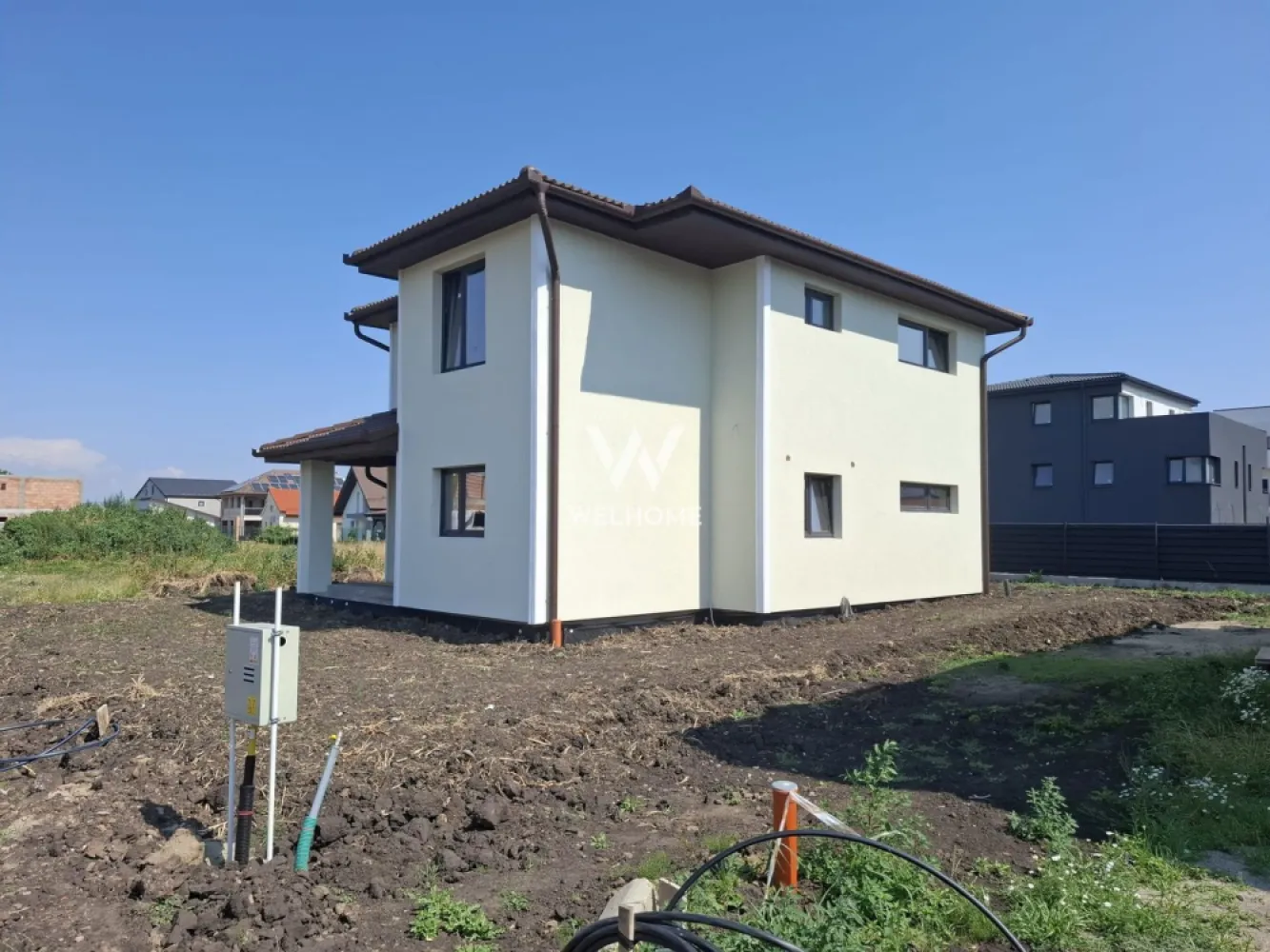 Casă individuală modernă cu pod – Șura Mică - Descoperă confortul unei locuințe noi, într-o zonă liniștită din Șura Mică! O casă ideală pentru familie, cu spații bine gândite și posibilitatea de a o amenaja exact după gustul tău.

Caracteristici principale:
 • Suprafață utilă: 120 mp
 • Teren: 375 mp (Curte generoasă pentru relaxare sau amenajare grădină)
 • Regim: Parter + Etaj + pod (spațiu suplimentar pentru depozitare)

Compartimentare eficientă:
Parter: • Living spațios
 • Bucătărie
 • Baie
 • Hol
 • Cameră tehnică

Etaj: • Hol
 • 3 dormitoare (unul cu baie proprie)
 • 2 băi

Stadiu predare – pregătită pentru personalizare:
 • Exterior la cheie: casă izolată, jgheaburi montate, curte parțial pavată (~20 mp)
 • Interior la alb: pereți finisați, gata pentru amenajare
 • Încălzire în pardoseală pe ambele nivele
 • Centrală termică instalată

Termen de predare: Septembrie – Octombrie

* pozele sunt cu titlu de prezentare
Detalii : 0743030351 - Laura