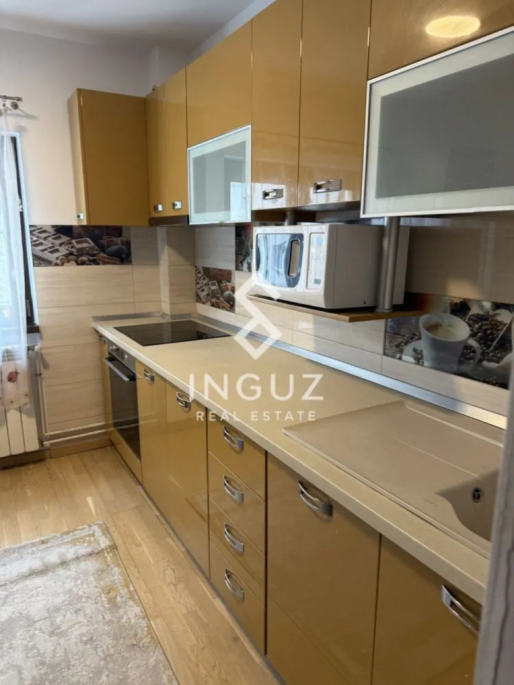 Apartament 3 camere de închiriat – Nerva Traian / Anastasie Panu - Apartament 3 camere de închiriat – Nerva Traian / Anastasie Panu

Preț: 700 EUR / lună
Suprafață: 75 mp (aprox. 9 €/mp)
Locație: București – zona Nerva Traian

Specificații:
Tip proprietate: Apartament
Tip tranzacție: Închiriere
Număr camere: 3
Compartimentare: Decomandat
Etaj: 4
Suprafață utilă: 75 mp
Grupuri sanitare: 2

Descriere:
Inguz Real Estate vă propune spre închiriere un apartament spațios cu 3 camere, decomandat, situat pe strada Anastasie Panu nr. 20, într-o zonă urbană foarte bine conectată.

Apartamentul are o suprafață de aproximativ 75 mp și dispune de finisaje de calitate, pardoseli din lemn și feronerie premium, oferind un aspect modern și confortabil. Livingul beneficiază de lumină naturală generoasă, datorită ferestrelor mari cu vedere către stradă.

Se închiriază complet mobilat și utilat, fiind pregătit pentru mutare imediată. De asemenea, proprietatea include loc de parcare ADP.

Localizarea oferă acces rapid la mijloacele de transport în comun (autobuz și metrou), precum și la numeroase facilități: restaurante, cafenele, zone de relaxare, parcuri și instituții de învățământ.

Mențiuni:
– 2 grupuri sanitare
– Nu se acceptă animale de companie