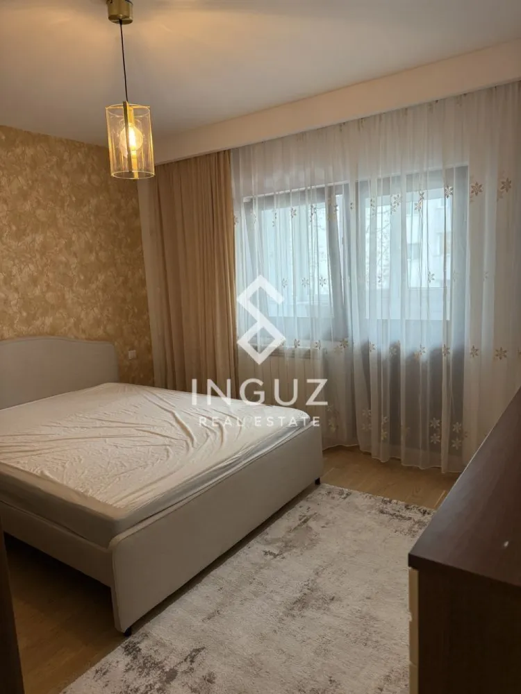 Apartament 3 camere de închiriat – Nerva Traian / Anastasie Panu - Apartament 3 camere de închiriat – Nerva Traian / Anastasie Panu

Preț: 700 EUR / lună
Suprafață: 75 mp (aprox. 9 €/mp)
Locație: București – zona Nerva Traian

Specificații:
Tip proprietate: Apartament
Tip tranzacție: Închiriere
Număr camere: 3
Compartimentare: Decomandat
Etaj: 4
Suprafață utilă: 75 mp
Grupuri sanitare: 2

Descriere:
Inguz Real Estate vă propune spre închiriere un apartament spațios cu 3 camere, decomandat, situat pe strada Anastasie Panu nr. 20, într-o zonă urbană foarte bine conectată.

Apartamentul are o suprafață de aproximativ 75 mp și dispune de finisaje de calitate, pardoseli din lemn și feronerie premium, oferind un aspect modern și confortabil. Livingul beneficiază de lumină naturală generoasă, datorită ferestrelor mari cu vedere către stradă.

Se închiriază complet mobilat și utilat, fiind pregătit pentru mutare imediată. De asemenea, proprietatea include loc de parcare ADP.

Localizarea oferă acces rapid la mijloacele de transport în comun (autobuz și metrou), precum și la numeroase facilități: restaurante, cafenele, zone de relaxare, parcuri și instituții de învățământ.

Mențiuni:
– 2 grupuri sanitare
– Nu se acceptă animale de companie