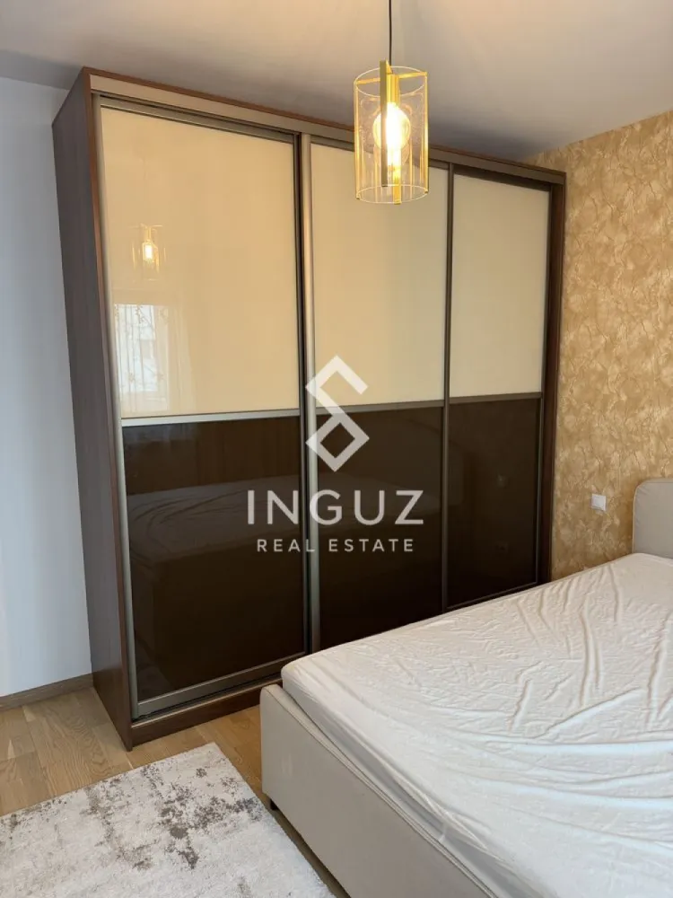 Apartament 3 camere de închiriat – Nerva Traian / Anastasie Panu - Apartament 3 camere de închiriat – Nerva Traian / Anastasie Panu

Preț: 700 EUR / lună
Suprafață: 75 mp (aprox. 9 €/mp)
Locație: București – zona Nerva Traian

Specificații:
Tip proprietate: Apartament
Tip tranzacție: Închiriere
Număr camere: 3
Compartimentare: Decomandat
Etaj: 4
Suprafață utilă: 75 mp
Grupuri sanitare: 2

Descriere:
Inguz Real Estate vă propune spre închiriere un apartament spațios cu 3 camere, decomandat, situat pe strada Anastasie Panu nr. 20, într-o zonă urbană foarte bine conectată.

Apartamentul are o suprafață de aproximativ 75 mp și dispune de finisaje de calitate, pardoseli din lemn și feronerie premium, oferind un aspect modern și confortabil. Livingul beneficiază de lumină naturală generoasă, datorită ferestrelor mari cu vedere către stradă.

Se închiriază complet mobilat și utilat, fiind pregătit pentru mutare imediată. De asemenea, proprietatea include loc de parcare ADP.

Localizarea oferă acces rapid la mijloacele de transport în comun (autobuz și metrou), precum și la numeroase facilități: restaurante, cafenele, zone de relaxare, parcuri și instituții de învățământ.

Mențiuni:
– 2 grupuri sanitare
– Nu se acceptă animale de companie