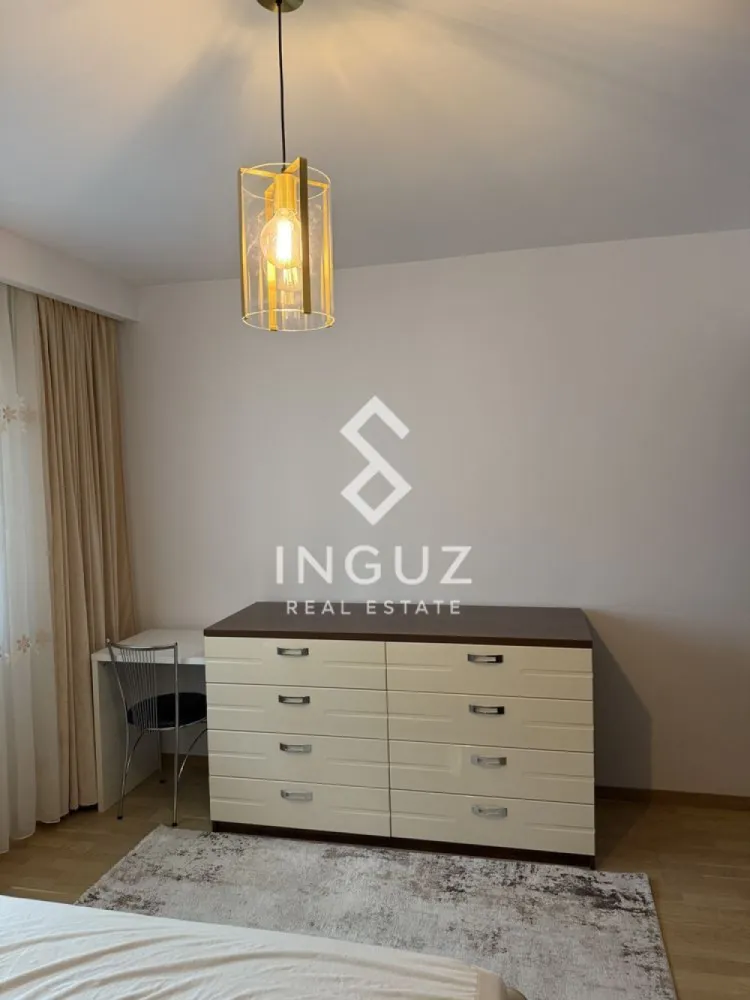 Apartament 3 camere de închiriat – Nerva Traian / Anastasie Panu - Apartament 3 camere de închiriat – Nerva Traian / Anastasie Panu

Preț: 700 EUR / lună
Suprafață: 75 mp (aprox. 9 €/mp)
Locație: București – zona Nerva Traian

Specificații:
Tip proprietate: Apartament
Tip tranzacție: Închiriere
Număr camere: 3
Compartimentare: Decomandat
Etaj: 4
Suprafață utilă: 75 mp
Grupuri sanitare: 2

Descriere:
Inguz Real Estate vă propune spre închiriere un apartament spațios cu 3 camere, decomandat, situat pe strada Anastasie Panu nr. 20, într-o zonă urbană foarte bine conectată.

Apartamentul are o suprafață de aproximativ 75 mp și dispune de finisaje de calitate, pardoseli din lemn și feronerie premium, oferind un aspect modern și confortabil. Livingul beneficiază de lumină naturală generoasă, datorită ferestrelor mari cu vedere către stradă.

Se închiriază complet mobilat și utilat, fiind pregătit pentru mutare imediată. De asemenea, proprietatea include loc de parcare ADP.

Localizarea oferă acces rapid la mijloacele de transport în comun (autobuz și metrou), precum și la numeroase facilități: restaurante, cafenele, zone de relaxare, parcuri și instituții de învățământ.

Mențiuni:
– 2 grupuri sanitare
– Nu se acceptă animale de companie