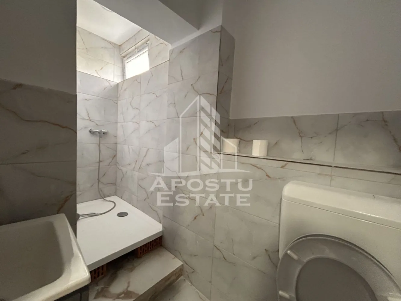 Clădire renovată 2025, 9 camere - APOSTU ESTATE vă prezintă în exclusivitate o oportunitate rară de investiție: clădire complet renovată în 2025, cu o suprafață utilă de 250 mp, situată in Elisabetin in aproprierea Universitatilor. 

 Caracteristici cheie pentru investitori

9 camere independente, fiecare cu baie proprie și contorizare individuală – ușor de administrat și de închiriat.

Bucătărie comună la fiecare nivel, terase și subsol generos pentru depozitare.

Încălzire separată pe fiecare etaj, prin centrală proprie, reducând costurile și maximizând eficiența energetică.

Spațiu comercial la parter, cu acces direct din stradă, deja închiriat unei firme stabile.

Renovare completă finalizată în 2025, oferind un aspect modern și costuri minime de întreținere pe termen lung.

 Date financiare care conving

Venit actual: 2.400 € lunar, generat din chiria spațiului comercial și a camerelor, în prezent ocupate de studenți.

Preț de vânzare: 320.000 € ușor negociabil, ceea ce înseamnă o rată de recuperare a investiției în aproximativ 10 ani – randament rar întâlnit pe piața locală.

Cash flow pozitiv din prima zi, cu chiriași deja existenți.

 Avantaje suplimentare

Vizibilitate excelentă, amplasament strategic într-o zonă cu trafic intens.

Acces dublu: din stradă (pentru spațiul comercial) și din spate (pentru etajele superioare).

Potențial de creștere a veniturilor prin ajustarea chiriei la piața actuală.

Această proprietate este ideală pentru investitori care caută venit pasiv imediat, cu minimă administrare și randament ridicat.

Contactați-ne astăzi pentru o vizionare și descoperiți personal cum această clădire complet renovată în 2025 poate deveni un activ profitabil în portofoliul dvs.