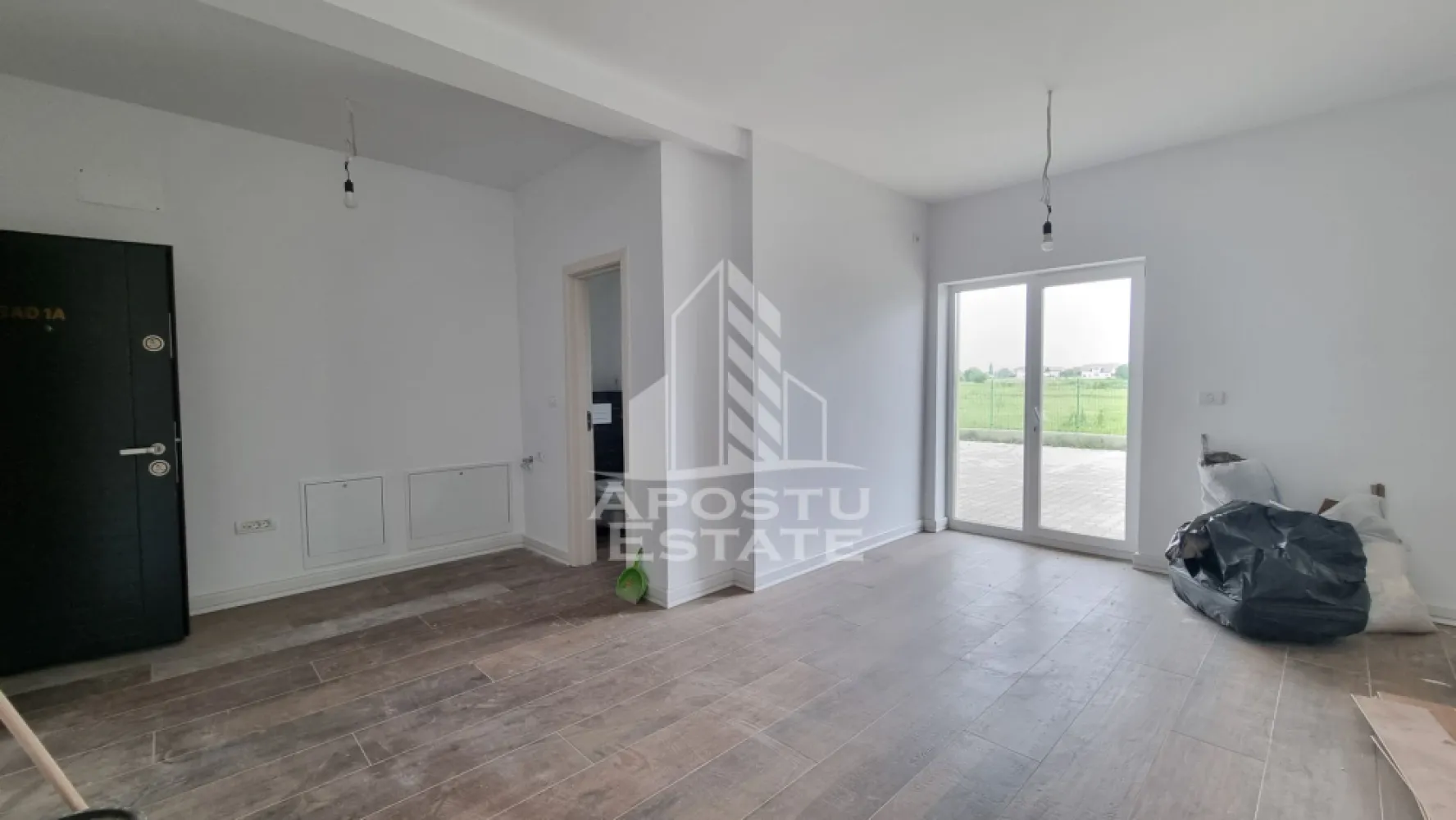 Apartament cu 1 camera de vanzare, bloc nou, Torontalului, Timisoara - Apostu Estate va ofera spre vanzare un apartament cu 1 camera, situat la parter intr-un bloc nou si loc de parcare suprateran din zona Torontalului.

Apartamentul dispune de o suprafata de 35 mpu si compartimentat astfel:
- camera de zi
- bucatarie separata
- baie cu geam pentru aerisire

Confortul termic este realizat prin centrala proprie si incalzire in pardoseala.
Imobilul se afla intr-o zona linistita cu foarte mult potential.
Pretul imobilului este plus TVA

Oferim consultanta bancara prin colaboratorii nostri pentru alegerea celui mai potrivit credit.
Va asteptam cu drag la o vizionare!
ID intern: CP2535296