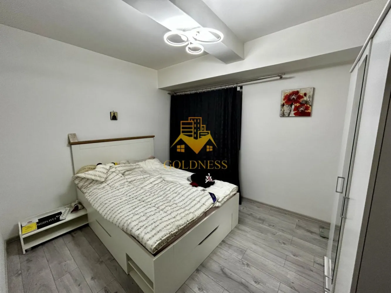 3 camere, modern, parcare, Floresti Zona Avram Iancu, Mega Image - GOLDNESS Imobiliare vă propune spre închiriere un apartament cu 2 camere decomandate complet mobilat și utilat, la etajul 2 într-un imobil de 4 etaje, situat in Floresti.
Dispune de loc de parcare!
Se află în apropierea stațiilor de transport în comun, magazine, restaurante, spații verzi, farmacii, etc. 

Apartamentul este compartimentat astfel:
 - dormitor cu pat matrimonial, dulap, noptiere
 - dormitor cu canapea extensibila, birou
 - living cu bucatarie complet utilată și mobilată loc de servit masa, tv, aer conditionat
 - baie cu cada, calorifer port prosop și dulap pentru depozitare,
 - baie cu dus walk-in, calorifer port prosop si dulap pentru depozitare,
 - balcon de 3 mp.

Imobilul este dotat cu toate cele necesare- centrală proprie, frigider, aragaz, hotă, mașină de spălat haine, AC, tv etc. 

Dacă sunteți interesați de acest apartament și doriți să îl vizionați, dar și pentru alte oferte nu ezitați să ne contactați telefonic sau prin e-mail. Vă stăm la dispoziție!
Pentru intermediere se percepe un comision de 50% din prețul chiriei!