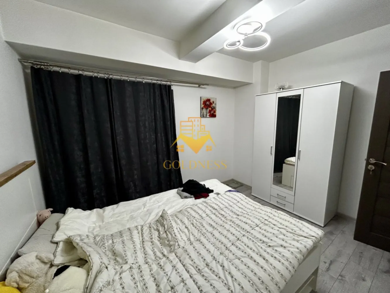 3 camere, modern, parcare, Floresti Zona Avram Iancu, Mega Image - GOLDNESS Imobiliare vă propune spre închiriere un apartament cu 2 camere decomandate complet mobilat și utilat, la etajul 2 într-un imobil de 4 etaje, situat in Floresti.
Dispune de loc de parcare!
Se află în apropierea stațiilor de transport în comun, magazine, restaurante, spații verzi, farmacii, etc. 

Apartamentul este compartimentat astfel:
 - dormitor cu pat matrimonial, dulap, noptiere
 - dormitor cu canapea extensibila, birou
 - living cu bucatarie complet utilată și mobilată loc de servit masa, tv, aer conditionat
 - baie cu cada, calorifer port prosop și dulap pentru depozitare,
 - baie cu dus walk-in, calorifer port prosop si dulap pentru depozitare,
 - balcon de 3 mp.

Imobilul este dotat cu toate cele necesare- centrală proprie, frigider, aragaz, hotă, mașină de spălat haine, AC, tv etc. 

Dacă sunteți interesați de acest apartament și doriți să îl vizionați, dar și pentru alte oferte nu ezitați să ne contactați telefonic sau prin e-mail. Vă stăm la dispoziție!
Pentru intermediere se percepe un comision de 50% din prețul chiriei!