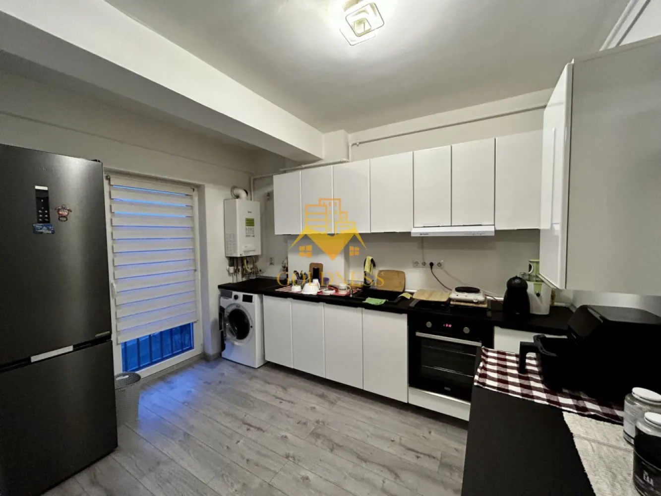 3 camere, modern, parcare, Floresti Zona Avram Iancu, Mega Image - GOLDNESS Imobiliare vă propune spre închiriere un apartament cu 2 camere decomandate complet mobilat și utilat, la etajul 2 într-un imobil de 4 etaje, situat in Floresti.
Dispune de loc de parcare!
Se află în apropierea stațiilor de transport în comun, magazine, restaurante, spații verzi, farmacii, etc. 

Apartamentul este compartimentat astfel:
 - dormitor cu pat matrimonial, dulap, noptiere
 - dormitor cu canapea extensibila, birou
 - living cu bucatarie complet utilată și mobilată loc de servit masa, tv, aer conditionat
 - baie cu cada, calorifer port prosop și dulap pentru depozitare,
 - baie cu dus walk-in, calorifer port prosop si dulap pentru depozitare,
 - balcon de 3 mp.

Imobilul este dotat cu toate cele necesare- centrală proprie, frigider, aragaz, hotă, mașină de spălat haine, AC, tv etc. 

Dacă sunteți interesați de acest apartament și doriți să îl vizionați, dar și pentru alte oferte nu ezitați să ne contactați telefonic sau prin e-mail. Vă stăm la dispoziție!
Pentru intermediere se percepe un comision de 50% din prețul chiriei!
