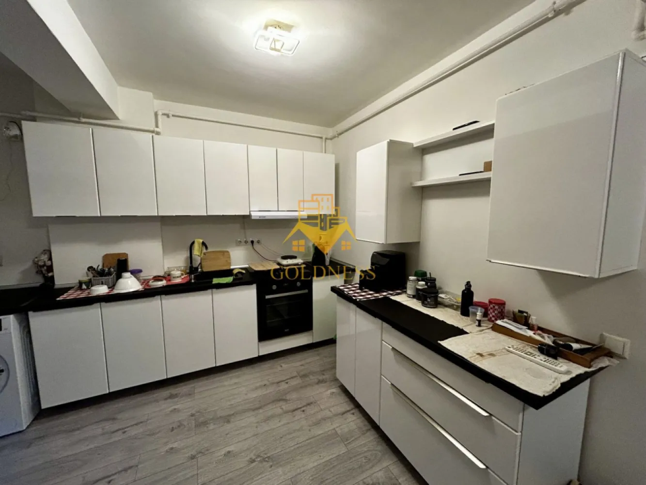 3 camere, modern, parcare, Floresti Zona Avram Iancu, Mega Image - GOLDNESS Imobiliare vă propune spre închiriere un apartament cu 2 camere decomandate complet mobilat și utilat, la etajul 2 într-un imobil de 4 etaje, situat in Floresti.
Dispune de loc de parcare!
Se află în apropierea stațiilor de transport în comun, magazine, restaurante, spații verzi, farmacii, etc. 

Apartamentul este compartimentat astfel:
 - dormitor cu pat matrimonial, dulap, noptiere
 - dormitor cu canapea extensibila, birou
 - living cu bucatarie complet utilată și mobilată loc de servit masa, tv, aer conditionat
 - baie cu cada, calorifer port prosop și dulap pentru depozitare,
 - baie cu dus walk-in, calorifer port prosop si dulap pentru depozitare,
 - balcon de 3 mp.

Imobilul este dotat cu toate cele necesare- centrală proprie, frigider, aragaz, hotă, mașină de spălat haine, AC, tv etc. 

Dacă sunteți interesați de acest apartament și doriți să îl vizionați, dar și pentru alte oferte nu ezitați să ne contactați telefonic sau prin e-mail. Vă stăm la dispoziție!
Pentru intermediere se percepe un comision de 50% din prețul chiriei!