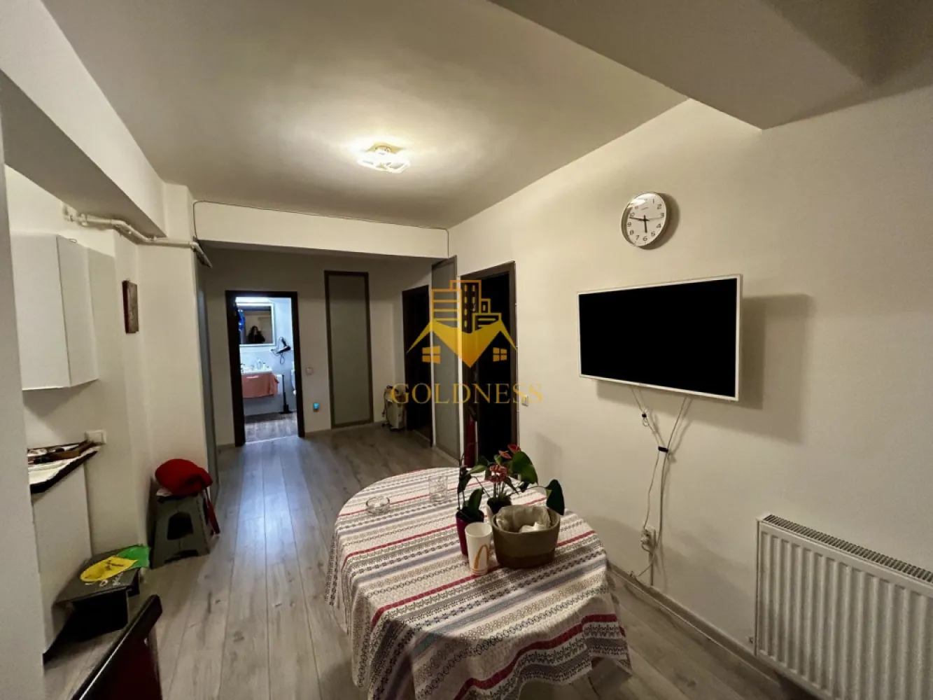 3 camere, modern, parcare, Floresti Zona Avram Iancu, Mega Image - GOLDNESS Imobiliare vă propune spre închiriere un apartament cu 2 camere decomandate complet mobilat și utilat, la etajul 2 într-un imobil de 4 etaje, situat in Floresti.
Dispune de loc de parcare!
Se află în apropierea stațiilor de transport în comun, magazine, restaurante, spații verzi, farmacii, etc. 

Apartamentul este compartimentat astfel:
 - dormitor cu pat matrimonial, dulap, noptiere
 - dormitor cu canapea extensibila, birou
 - living cu bucatarie complet utilată și mobilată loc de servit masa, tv, aer conditionat
 - baie cu cada, calorifer port prosop și dulap pentru depozitare,
 - baie cu dus walk-in, calorifer port prosop si dulap pentru depozitare,
 - balcon de 3 mp.

Imobilul este dotat cu toate cele necesare- centrală proprie, frigider, aragaz, hotă, mașină de spălat haine, AC, tv etc. 

Dacă sunteți interesați de acest apartament și doriți să îl vizionați, dar și pentru alte oferte nu ezitați să ne contactați telefonic sau prin e-mail. Vă stăm la dispoziție!
Pentru intermediere se percepe un comision de 50% din prețul chiriei!