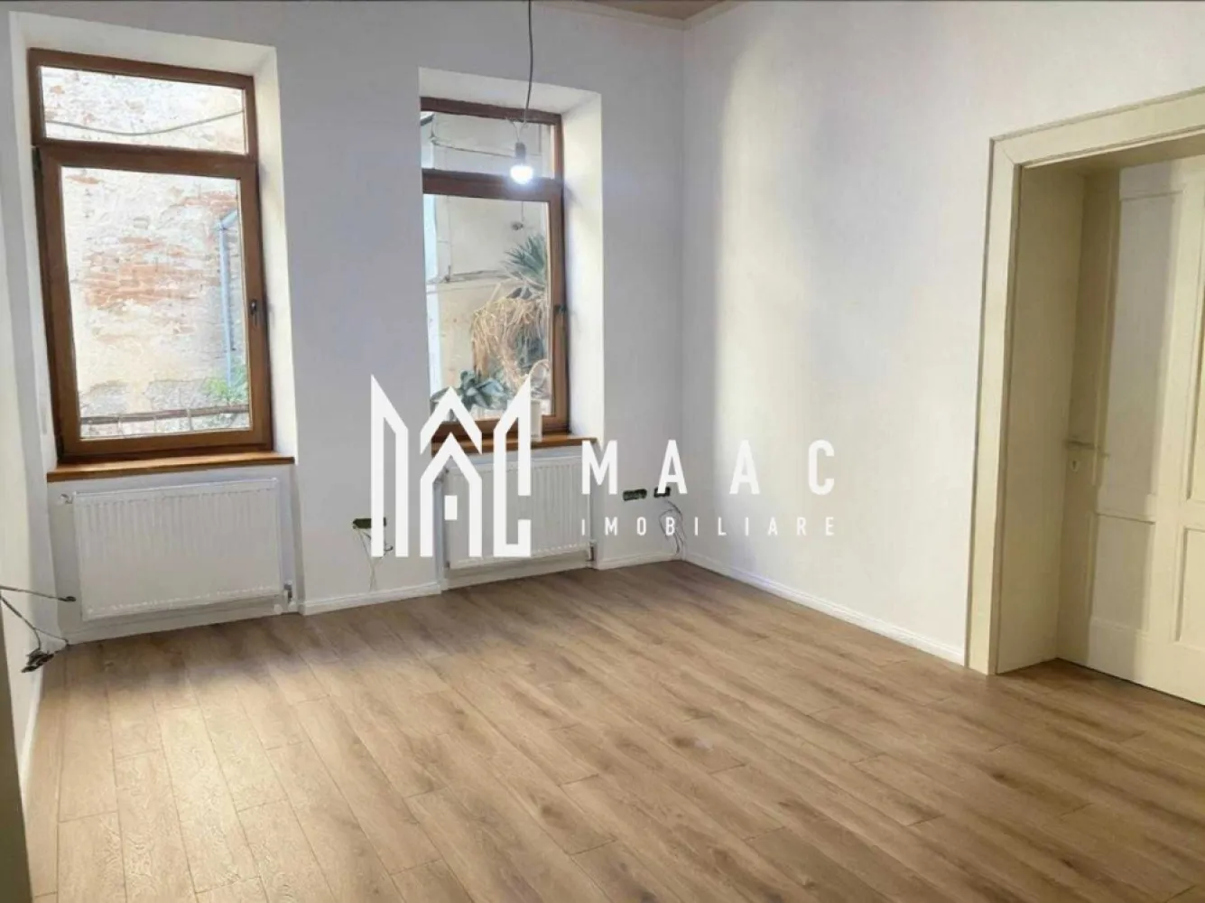 Apartament 3 camere | 80 MPU | Renovat | Ultracentral - MAAC Imobiliare vă propune spre vânzare un apartament complet renovat, cu 3 camere semidecomandate, situat în centrul istoric, într-o zonă de referință pentru piața imobiliară din Sibiu, ideal atât pentru rezidență, cât și pentru investiție în regim hotelier.

Proprietatea are o suprafață utilă de 80 mp și oferă un ambient elegant și luminos, fiind renovată complet în 2025, cu finisaje moderne și instalații noi, pregătită pentru mutare imediată.

Compartimentare:
-living
-două dormitoare
-bucătărie
-baie
-hol generos cu spațiu pentru depozitare

Poziționarea pe una dintre cele mai emblematice artere din centrul istoric asigură acces imediat la restaurante, cafenele, muzee și principalele atracții ale orașului, ceea ce conferă proprietății un potențial ridicat pentru închiriere în regim hotelier sau pe termen lung.

Avantajele acestei proprietăți:
-locație premium în centrul istoric
-apartament renovat integral în 2025
-suprafață generoasă de 80 mp
-potrivit pentru locuință personală sau investiție
-acces rapid la puncte de interes turistic și comercial

Pentru mai multe detalii sau programarea unei vizionări vă rugăm să menționați la telefon numărul CP2798422.