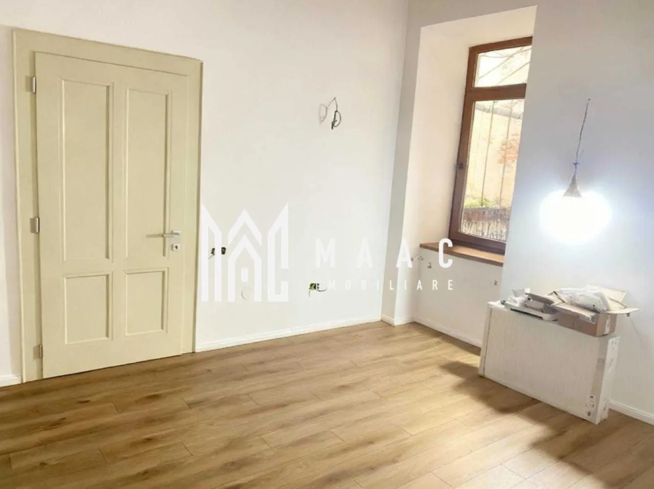 Apartament 3 camere | 80 MPU | Renovat | Ultracentral - MAAC Imobiliare vă propune spre vânzare un apartament complet renovat, cu 3 camere semidecomandate, situat în centrul istoric, într-o zonă de referință pentru piața imobiliară din Sibiu, ideal atât pentru rezidență, cât și pentru investiție în regim hotelier.

Proprietatea are o suprafață utilă de 80 mp și oferă un ambient elegant și luminos, fiind renovată complet în 2025, cu finisaje moderne și instalații noi, pregătită pentru mutare imediată.

Compartimentare:
-living
-două dormitoare
-bucătărie
-baie
-hol generos cu spațiu pentru depozitare

Poziționarea pe una dintre cele mai emblematice artere din centrul istoric asigură acces imediat la restaurante, cafenele, muzee și principalele atracții ale orașului, ceea ce conferă proprietății un potențial ridicat pentru închiriere în regim hotelier sau pe termen lung.

Avantajele acestei proprietăți:
-locație premium în centrul istoric
-apartament renovat integral în 2025
-suprafață generoasă de 80 mp
-potrivit pentru locuință personală sau investiție
-acces rapid la puncte de interes turistic și comercial

Pentru mai multe detalii sau programarea unei vizionări vă rugăm să menționați la telefon numărul CP2798422.