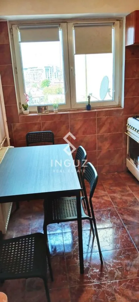 Apartament 3 camere de închiriat – Piața Victoriei - Apartament 3 camere de închiriat – Piața Victoriei

Preț: 675 EUR / lună
Locație: București, Sector 1 – zona Piața Victoriei

Specificații:
Suprafață utilă: 70 mp
Compartimentare: Semidecomandat
Număr camere: 3
Băi: 2
Etaj: 3
Stare: Mobilat și utilat complet

Descriere:
Inguz Real Estate vă propune spre închiriere un apartament de 3 camere, situat într-una dintre cele mai căutate zone din București – Piața Victoriei.

Apartamentul este complet mobilat și utilat, oferind un nivel ridicat de confort: dispune de 3 aparate de aer condiționat, TV de mari dimensiuni în living, Smart TV în dormitorul mic, birou, mașină de spălat cu uscător, aragaz nou și mobilier modern (colțar nou în sufragerie).

Locuința este liniștită, cu vedere pe spate, și beneficiază de apă caldă non-stop (boiler electric 30L). Clădirea este reabilitată, dotată cu lift nou și sistem de supraveghere video.

Localizarea este excelentă, cu acces rapid către mijloace de transport în comun:
– Metrou Piața Victoriei (M1, M2) – ~15 minute
– Metrou Gara de Nord – ~13 minute
– Multiple linii STB la 4–10 minute distanță

În apropiere: restaurante, cafenele, instituții, muzee și zone de interes central.