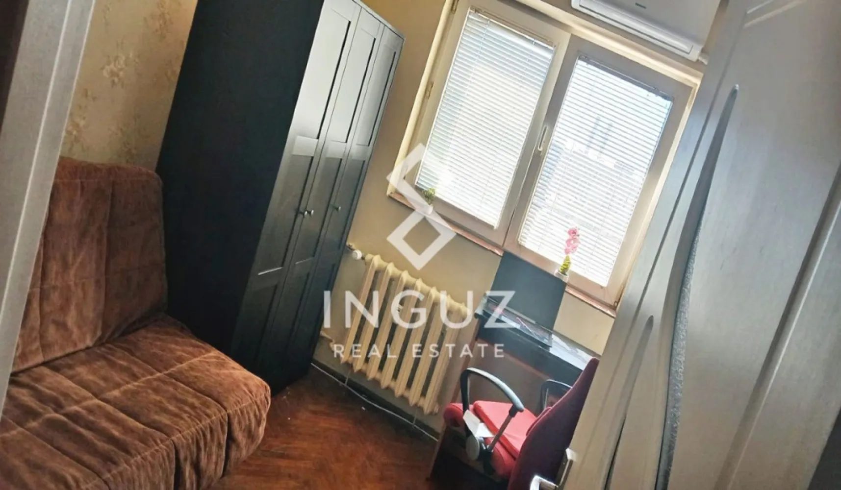 Apartament 3 camere de închiriat – Piața Victoriei - Apartament 3 camere de închiriat – Piața Victoriei

Preț: 675 EUR / lună
Locație: București, Sector 1 – zona Piața Victoriei

Specificații:
Suprafață utilă: 70 mp
Compartimentare: Semidecomandat
Număr camere: 3
Băi: 2
Etaj: 3
Stare: Mobilat și utilat complet

Descriere:
Inguz Real Estate vă propune spre închiriere un apartament de 3 camere, situat într-una dintre cele mai căutate zone din București – Piața Victoriei.

Apartamentul este complet mobilat și utilat, oferind un nivel ridicat de confort: dispune de 3 aparate de aer condiționat, TV de mari dimensiuni în living, Smart TV în dormitorul mic, birou, mașină de spălat cu uscător, aragaz nou și mobilier modern (colțar nou în sufragerie).

Locuința este liniștită, cu vedere pe spate, și beneficiază de apă caldă non-stop (boiler electric 30L). Clădirea este reabilitată, dotată cu lift nou și sistem de supraveghere video.

Localizarea este excelentă, cu acces rapid către mijloace de transport în comun:
– Metrou Piața Victoriei (M1, M2) – ~15 minute
– Metrou Gara de Nord – ~13 minute
– Multiple linii STB la 4–10 minute distanță

În apropiere: restaurante, cafenele, instituții, muzee și zone de interes central.