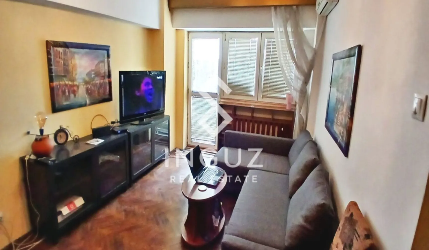 Apartament 3 camere de închiriat – Piața Victoriei - Apartament 3 camere de închiriat – Piața Victoriei

Preț: 675 EUR / lună
Locație: București, Sector 1 – zona Piața Victoriei

Specificații:
Suprafață utilă: 70 mp
Compartimentare: Semidecomandat
Număr camere: 3
Băi: 2
Etaj: 3
Stare: Mobilat și utilat complet

Descriere:
Inguz Real Estate vă propune spre închiriere un apartament de 3 camere, situat într-una dintre cele mai căutate zone din București – Piața Victoriei.

Apartamentul este complet mobilat și utilat, oferind un nivel ridicat de confort: dispune de 3 aparate de aer condiționat, TV de mari dimensiuni în living, Smart TV în dormitorul mic, birou, mașină de spălat cu uscător, aragaz nou și mobilier modern (colțar nou în sufragerie).

Locuința este liniștită, cu vedere pe spate, și beneficiază de apă caldă non-stop (boiler electric 30L). Clădirea este reabilitată, dotată cu lift nou și sistem de supraveghere video.

Localizarea este excelentă, cu acces rapid către mijloace de transport în comun:
– Metrou Piața Victoriei (M1, M2) – ~15 minute
– Metrou Gara de Nord – ~13 minute
– Multiple linii STB la 4–10 minute distanță

În apropiere: restaurante, cafenele, instituții, muzee și zone de interes central.