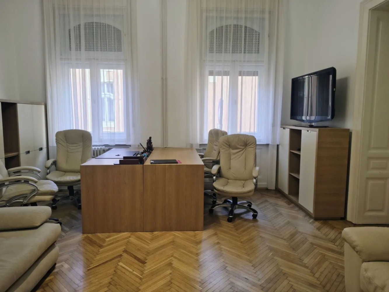 Apartament 2 camere Parc Traian , 400 E neg. Comision 50% - Apartament 2 camere – zonă ultra central ,Parcul Traian Oradea ,semidecomandat ,parter inalt . 400 E negociabil. Comision 50%

Se oferă spre inchiriere apartament cu 2 camere, semidecomandat, situat în zonă ultra centrală, potrivit atât uz residential sau birouri complet mobilat si utilat.

Suprafață utilă: 64 mp
Suprafață construită: 87 mp
Boxă exterioara : 4 mp renovata
Înălțime camere: 3,6 m

Apartamentul este complet renovat, interior și exterior in anul 2025, mobilat și echipat cu electrocasnice. Dispune de bucătărie utilată, parchet din lemn masiv , uși interioare din lemn masiv, ușă metalică la intrare, geamuri termopan la exterior și ferestre din lemn la interior.Cladirea a fost renovata complect interior si exterior.

Încălzirea este asigurată prin punct termic propriu al condominiului, cu distribuție prin calorifere.

Imobilul este situat aproape de mijloace de transport în comun și puncte de interes din zona centrală.

Contact :0751 777 844 Madian Bosca