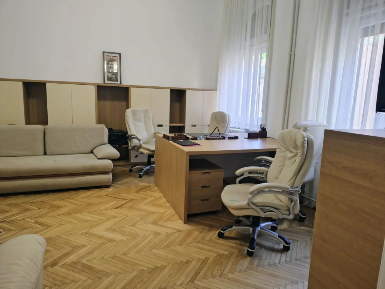 Apartament 2 camere Parc Traian , 400 E neg. Comision 50% - Apartament 2 camere – zonă ultra central ,Parcul Traian Oradea ,semidecomandat ,parter inalt . 400 E negociabil. Comision 50%

Se oferă spre inchiriere apartament cu 2 camere, semidecomandat, situat în zonă ultra centrală, potrivit atât uz residential sau birouri complet mobilat si utilat.

Suprafață utilă: 64 mp
Suprafață construită: 87 mp
Boxă exterioara : 4 mp renovata
Înălțime camere: 3,6 m

Apartamentul este complet renovat, interior și exterior in anul 2025, mobilat și echipat cu electrocasnice. Dispune de bucătărie utilată, parchet din lemn masiv , uși interioare din lemn masiv, ușă metalică la intrare, geamuri termopan la exterior și ferestre din lemn la interior.Cladirea a fost renovata complect interior si exterior.

Încălzirea este asigurată prin punct termic propriu al condominiului, cu distribuție prin calorifere.

Imobilul este situat aproape de mijloace de transport în comun și puncte de interes din zona centrală.

Contact :0751 777 844 Madian Bosca