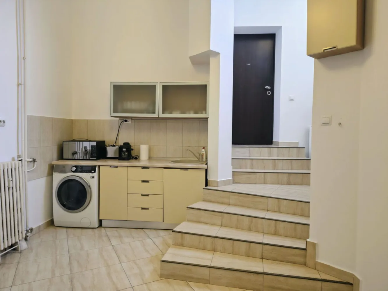 Apartament 2 camere Parc Traian , 400 E neg. Comision 50% - Apartament 2 camere – zonă ultra central ,Parcul Traian Oradea ,semidecomandat ,parter inalt . 400 E negociabil. Comision 50%

Se oferă spre inchiriere apartament cu 2 camere, semidecomandat, situat în zonă ultra centrală, potrivit atât uz residential sau birouri complet mobilat si utilat.

Suprafață utilă: 64 mp
Suprafață construită: 87 mp
Boxă exterioara : 4 mp renovata
Înălțime camere: 3,6 m

Apartamentul este complet renovat, interior și exterior in anul 2025, mobilat și echipat cu electrocasnice. Dispune de bucătărie utilată, parchet din lemn masiv , uși interioare din lemn masiv, ușă metalică la intrare, geamuri termopan la exterior și ferestre din lemn la interior.Cladirea a fost renovata complect interior si exterior.

Încălzirea este asigurată prin punct termic propriu al condominiului, cu distribuție prin calorifere.

Imobilul este situat aproape de mijloace de transport în comun și puncte de interes din zona centrală.

Contact :0751 777 844 Madian Bosca