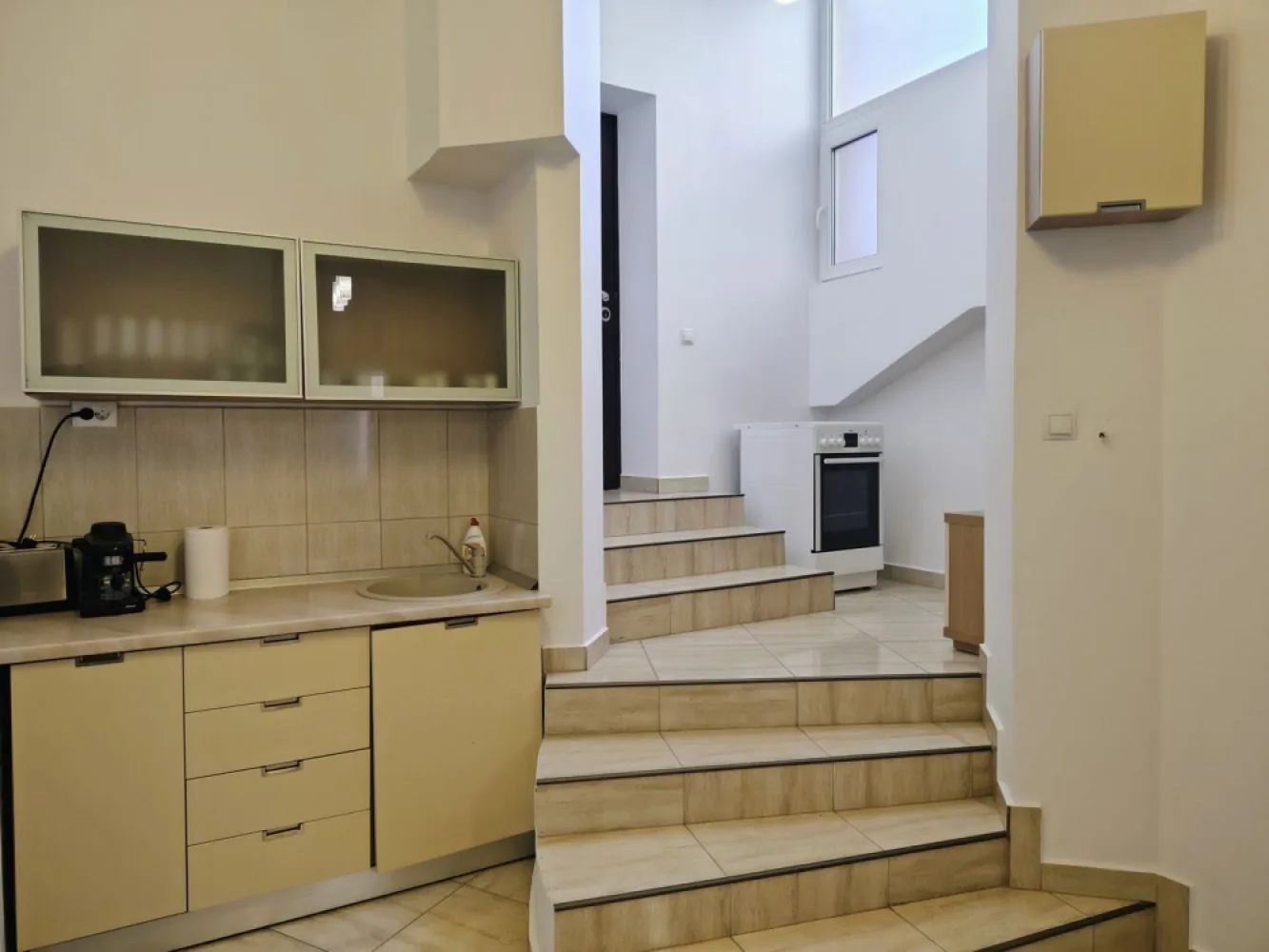 Apartament 2 camere Parc Traian , 400 E neg. Comision 50% - Apartament 2 camere – zonă ultra central ,Parcul Traian Oradea ,semidecomandat ,parter inalt . 400 E negociabil. Comision 50%

Se oferă spre inchiriere apartament cu 2 camere, semidecomandat, situat în zonă ultra centrală, potrivit atât uz residential sau birouri complet mobilat si utilat.

Suprafață utilă: 64 mp
Suprafață construită: 87 mp
Boxă exterioara : 4 mp renovata
Înălțime camere: 3,6 m

Apartamentul este complet renovat, interior și exterior in anul 2025, mobilat și echipat cu electrocasnice. Dispune de bucătărie utilată, parchet din lemn masiv , uși interioare din lemn masiv, ușă metalică la intrare, geamuri termopan la exterior și ferestre din lemn la interior.Cladirea a fost renovata complect interior si exterior.

Încălzirea este asigurată prin punct termic propriu al condominiului, cu distribuție prin calorifere.

Imobilul este situat aproape de mijloace de transport în comun și puncte de interes din zona centrală.

Contact :0751 777 844 Madian Bosca