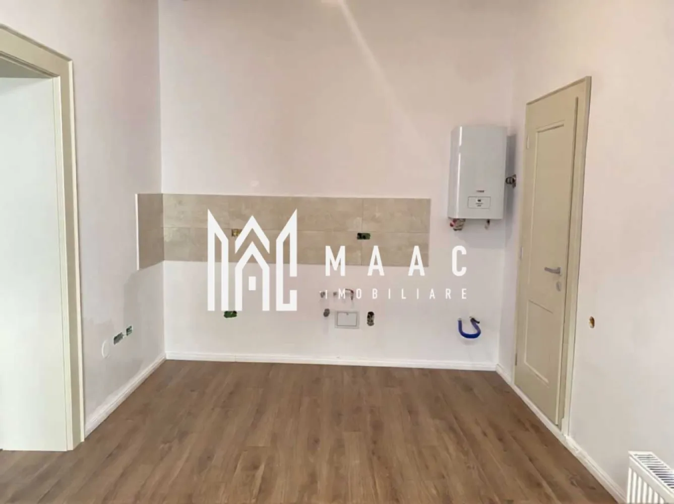 Apartament 3 camere | 80 MPU | Renovat | Ultracentral - MAAC Imobiliare vă propune spre vânzare un apartament complet renovat, cu 3 camere semidecomandate, situat în centrul istoric, într-o zonă de referință pentru piața imobiliară din Sibiu, ideal atât pentru rezidență, cât și pentru investiție în regim hotelier.

Proprietatea are o suprafață utilă de 80 mp și oferă un ambient elegant și luminos, fiind renovată complet în 2025, cu finisaje moderne și instalații noi, pregătită pentru mutare imediată.

Compartimentare:
-living
-două dormitoare
-bucătărie
-baie
-hol generos cu spațiu pentru depozitare

Poziționarea pe una dintre cele mai emblematice artere din centrul istoric asigură acces imediat la restaurante, cafenele, muzee și principalele atracții ale orașului, ceea ce conferă proprietății un potențial ridicat pentru închiriere în regim hotelier sau pe termen lung.

Avantajele acestei proprietăți:
-locație premium în centrul istoric
-apartament renovat integral în 2025
-suprafață generoasă de 80 mp
-potrivit pentru locuință personală sau investiție
-acces rapid la puncte de interes turistic și comercial

Pentru mai multe detalii sau programarea unei vizionări vă rugăm să menționați la telefon numărul CP2798422.