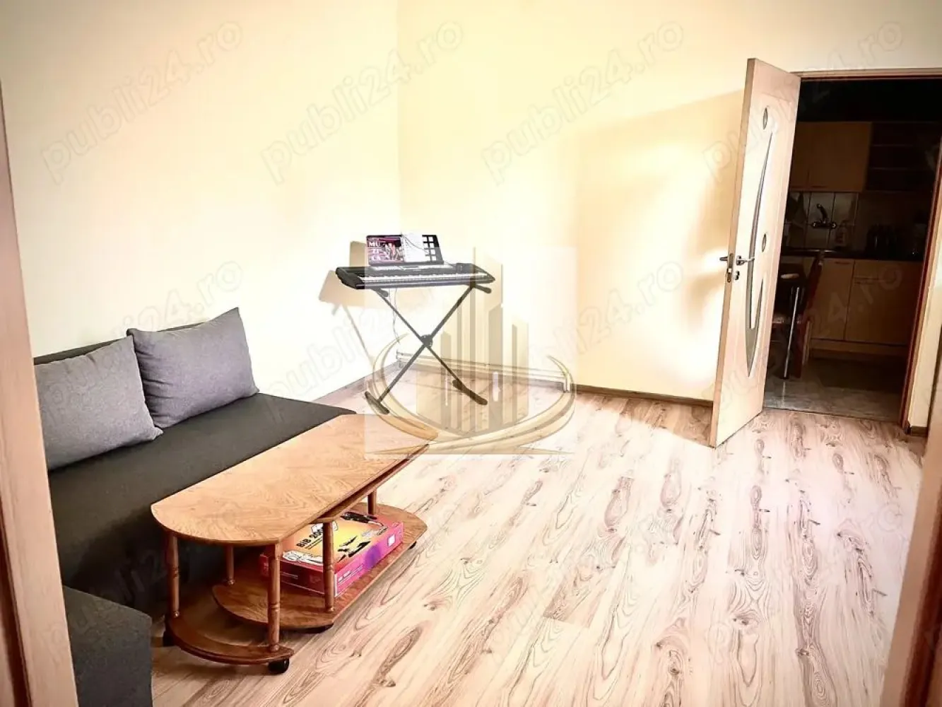 🔑 2 Camere | Semicentral | Renovat | Ideal Locuință sau Investiție - Grand Mobilis Imobiliare vă propune spre vânzare un apartament cu 2 camere, la curte comuna, situat într-o zonă semicentrală din Timișoara, excelent poziționată și foarte bine conectată.

Apartamentul îmbină farmecul unei clădiri solide cu avantajele unei renovări recente, fiind o alegere inspirată atât pentru locuit, cât și pentru investiție.

📐 Detalii proprietate:
Suprafață utilă: 47 mp
Suprafață construită: 58 mp
Compartimentare practică:
Acces prin bucătărie
Baie
Cameră de zi generoasă (poate fi folosită și ca dormitor)
Dormitor spațios
🏢 Dotări și renovări:
Apartament recent renovat
Centrală proprie pe gaz
Instalație sanitară schimbată
Instalație electrică refăcută
Parchet nou
Aer condiționat
Geamuri termopan
Clădire veche, dar fără statut de monument istoric
📍 Locație – un real avantaj:
Poziție semicentrală, cu acces rapid către oraș
În apropiere: magazine, restaurante, cafenele
La câteva minute de Piața Badea Cârțan
Aproape de mijloace de transport
Acces facil către centru, universități și principalele puncte de interes
La câteva minute de mers pe jos de malul Begăi și parcurile din zonă
În proximitatea zonei Piața Traian, aflată în plin proces de modernizare – un factor important pentru creșterea valorii proprietăților din zonă
💼 Potrivit pentru:

✔️ Cupluri sau studenți, datorită poziției și compartimentării
✔️ Investitori, având în vedere randamentul ridicat de închiriere din zonă și potențialul de apreciere al prețului

📞 Pentru mai multe informații și programarea unei vizionări, echipa Grand Mobilis Imobiliare vă stă la dispoziție!