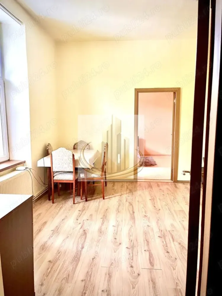 🔑 2 Camere | Semicentral | Renovat | Ideal Locuință sau Investiție - Grand Mobilis Imobiliare vă propune spre vânzare un apartament cu 2 camere, la curte comuna, situat într-o zonă semicentrală din Timișoara, excelent poziționată și foarte bine conectată.

Apartamentul îmbină farmecul unei clădiri solide cu avantajele unei renovări recente, fiind o alegere inspirată atât pentru locuit, cât și pentru investiție.

📐 Detalii proprietate:
Suprafață utilă: 47 mp
Suprafață construită: 58 mp
Compartimentare practică:
Acces prin bucătărie
Baie
Cameră de zi generoasă (poate fi folosită și ca dormitor)
Dormitor spațios
🏢 Dotări și renovări:
Apartament recent renovat
Centrală proprie pe gaz
Instalație sanitară schimbată
Instalație electrică refăcută
Parchet nou
Aer condiționat
Geamuri termopan
Clădire veche, dar fără statut de monument istoric
📍 Locație – un real avantaj:
Poziție semicentrală, cu acces rapid către oraș
În apropiere: magazine, restaurante, cafenele
La câteva minute de Piața Badea Cârțan
Aproape de mijloace de transport
Acces facil către centru, universități și principalele puncte de interes
La câteva minute de mers pe jos de malul Begăi și parcurile din zonă
În proximitatea zonei Piața Traian, aflată în plin proces de modernizare – un factor important pentru creșterea valorii proprietăților din zonă
💼 Potrivit pentru:

✔️ Cupluri sau studenți, datorită poziției și compartimentării
✔️ Investitori, având în vedere randamentul ridicat de închiriere din zonă și potențialul de apreciere al prețului

📞 Pentru mai multe informații și programarea unei vizionări, echipa Grand Mobilis Imobiliare vă stă la dispoziție!