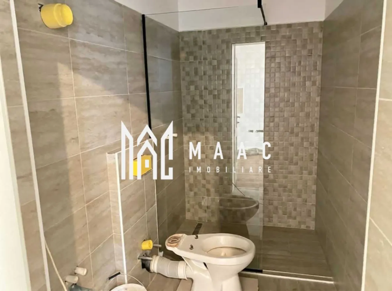 Apartament 3 camere | 80 MPU | Renovat | Ultracentral - MAAC Imobiliare vă propune spre vânzare un apartament complet renovat, cu 3 camere semidecomandate, situat în centrul istoric, într-o zonă de referință pentru piața imobiliară din Sibiu, ideal atât pentru rezidență, cât și pentru investiție în regim hotelier.

Proprietatea are o suprafață utilă de 80 mp și oferă un ambient elegant și luminos, fiind renovată complet în 2025, cu finisaje moderne și instalații noi, pregătită pentru mutare imediată.

Compartimentare:
-living
-două dormitoare
-bucătărie
-baie
-hol generos cu spațiu pentru depozitare

Poziționarea pe una dintre cele mai emblematice artere din centrul istoric asigură acces imediat la restaurante, cafenele, muzee și principalele atracții ale orașului, ceea ce conferă proprietății un potențial ridicat pentru închiriere în regim hotelier sau pe termen lung.

Avantajele acestei proprietăți:
-locație premium în centrul istoric
-apartament renovat integral în 2025
-suprafață generoasă de 80 mp
-potrivit pentru locuință personală sau investiție
-acces rapid la puncte de interes turistic și comercial

Pentru mai multe detalii sau programarea unei vizionări vă rugăm să menționați la telefon numărul CP2798422.