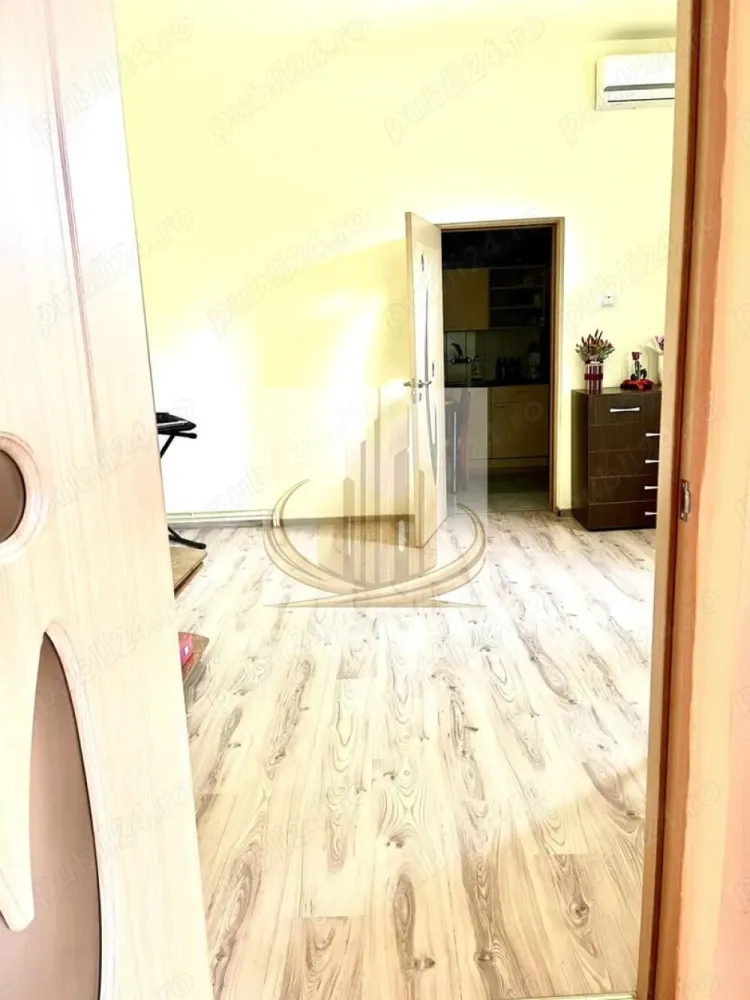 🔑 2 Camere | Semicentral | Renovat | Ideal Locuință sau Investiție - Grand Mobilis Imobiliare vă propune spre vânzare un apartament cu 2 camere, la curte comuna, situat într-o zonă semicentrală din Timișoara, excelent poziționată și foarte bine conectată.

Apartamentul îmbină farmecul unei clădiri solide cu avantajele unei renovări recente, fiind o alegere inspirată atât pentru locuit, cât și pentru investiție.

📐 Detalii proprietate:
Suprafață utilă: 47 mp
Suprafață construită: 58 mp
Compartimentare practică:
Acces prin bucătărie
Baie
Cameră de zi generoasă (poate fi folosită și ca dormitor)
Dormitor spațios
🏢 Dotări și renovări:
Apartament recent renovat
Centrală proprie pe gaz
Instalație sanitară schimbată
Instalație electrică refăcută
Parchet nou
Aer condiționat
Geamuri termopan
Clădire veche, dar fără statut de monument istoric
📍 Locație – un real avantaj:
Poziție semicentrală, cu acces rapid către oraș
În apropiere: magazine, restaurante, cafenele
La câteva minute de Piața Badea Cârțan
Aproape de mijloace de transport
Acces facil către centru, universități și principalele puncte de interes
La câteva minute de mers pe jos de malul Begăi și parcurile din zonă
În proximitatea zonei Piața Traian, aflată în plin proces de modernizare – un factor important pentru creșterea valorii proprietăților din zonă
💼 Potrivit pentru:

✔️ Cupluri sau studenți, datorită poziției și compartimentării
✔️ Investitori, având în vedere randamentul ridicat de închiriere din zonă și potențialul de apreciere al prețului

📞 Pentru mai multe informații și programarea unei vizionări, echipa Grand Mobilis Imobiliare vă stă la dispoziție!