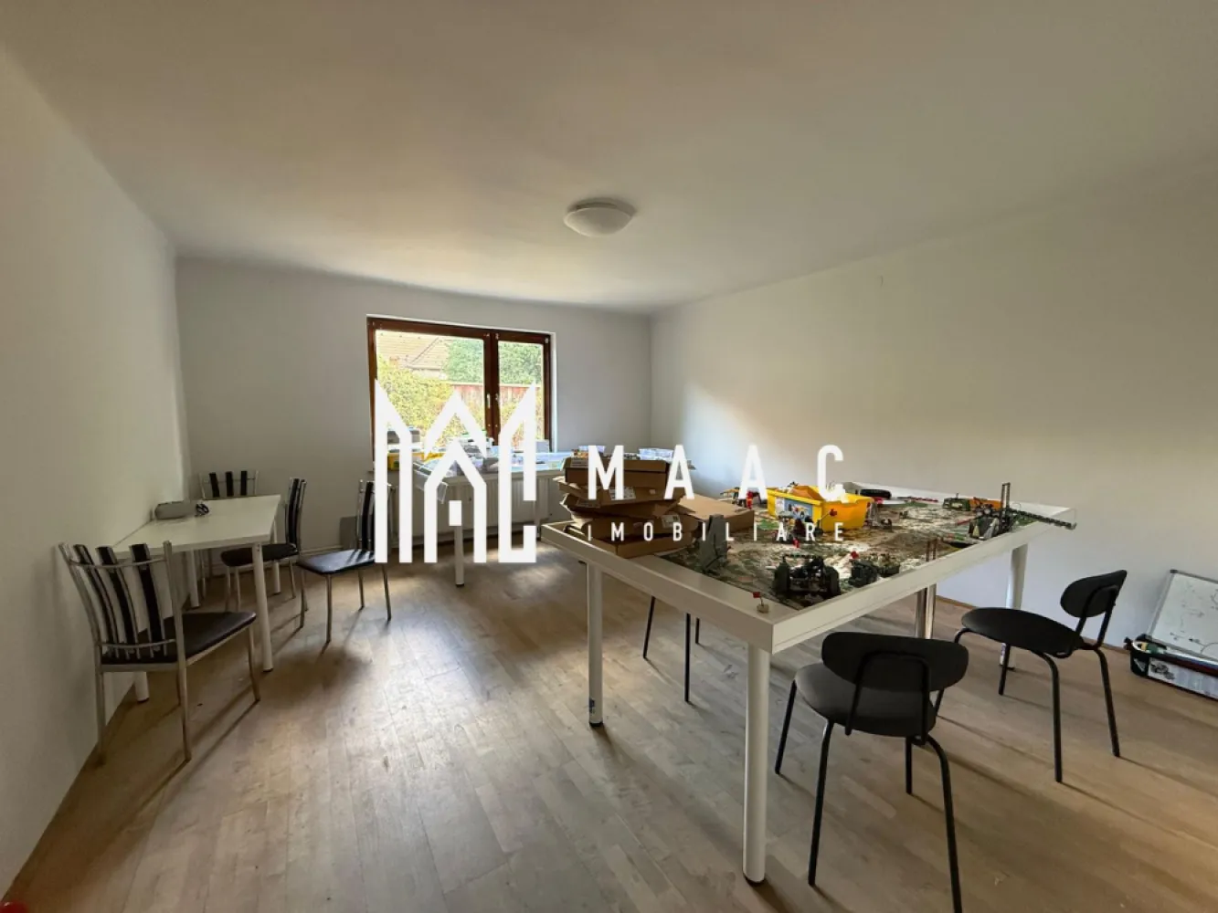 Casa individuala 4 camere I Acces auto I Piata Cibin - MAAC Imobiliare vă propune spre închiriere o casă individuală construită pe un singur nivel, situată în apropierea Pieței Cibin din Sibiu, într-o zonă apreciată pentru accesul facil către centre comerciale, educaționale și medicale.

Proprietatea este bine compartimentată și a fost utilizată anterior pentru activități de birou, fiind potrivită atât pentru locuire, cât și pentru desfășurarea unor activități profesionale.

Compartimentarea locuinței este următoarea:
-living cu bucătărie open space
-3 dormitoare
-baie cu vană și geam de aerisire
-debara
-spațiu de depozitare
-pivniță

Casa este o construcție solidă, bine întreținută și dispune de două căi de acces.

Imobilul se predă nemobilat și neutilat, oferind posibilitatea amenajării spațiului în funcție de necesități.

Terenul pe care este amplasată proprietatea are formă pătrată și permite accesul auto în curte. Curtea liberă este parțial amenajată cu dale.

Zona este una deosebită, în imediata apropiere regăsindu-se Parcul, Piața Cibin, centre de învățământ, unități medicale și spații comerciale.

Condițiile de închiriere sunt următoarele:
-garanție în cuantumul unei chirii lunare
-perioadă minimă de închiriere: 12 luni

Pentru mai multe detalii, vă rugăm să menționați telefonic că ați văzut anunțul cu CP2798289.