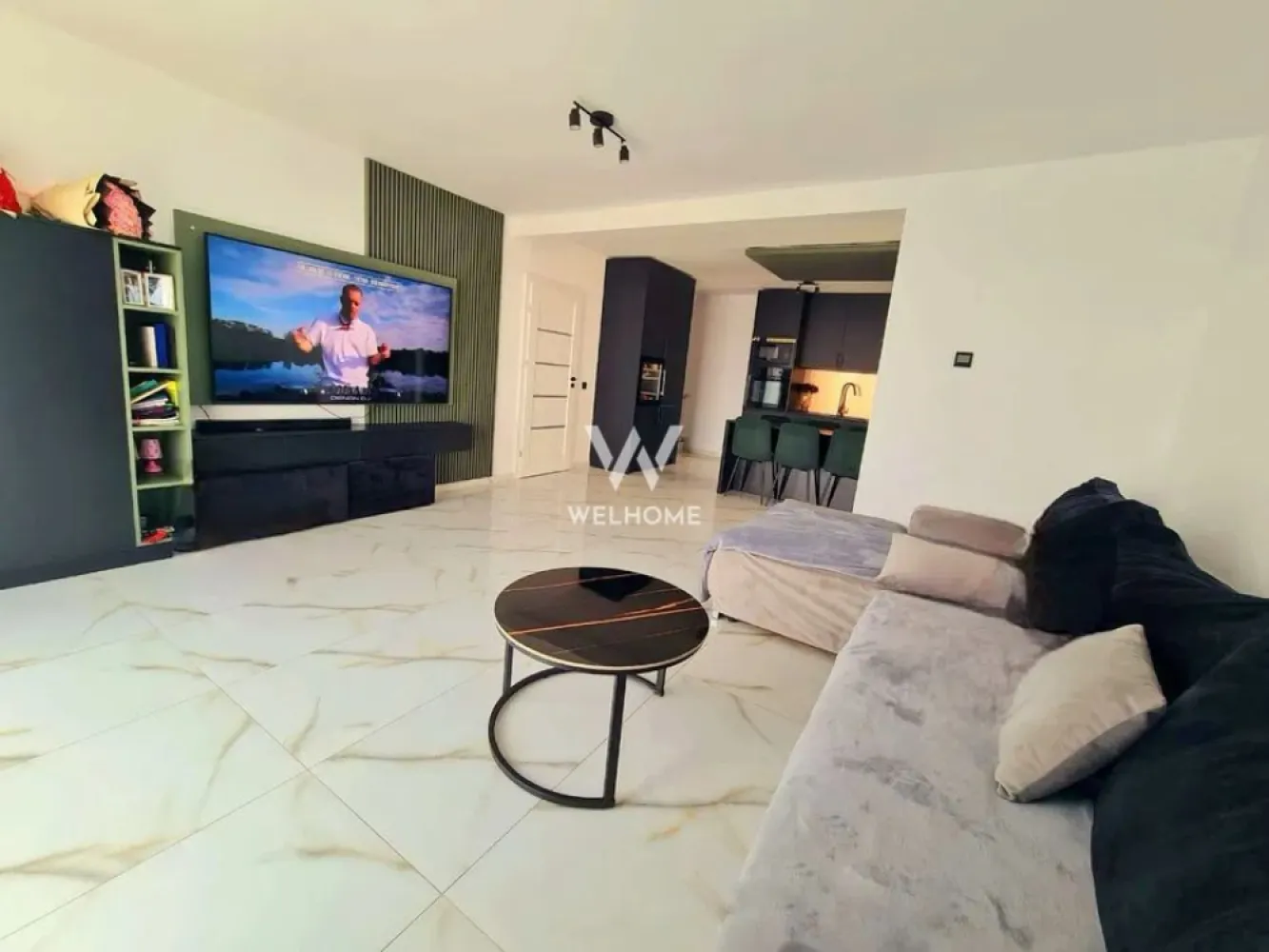 Casă modernă 4 camere, complet mobilată și utilată – Calea Cisnădiei - Vă propunem spre vânzare o casă modernă, complet mobilată și utilată, situată pe Calea Cisnădiei, într-o zonă în plină dezvoltare, ideală pentru locuit.
Imobilul are o suprafață utilă de 116 mp si compartimentare bine gandita si practica: 
Parter: living open-space cu bucătărie si baie
Etaj 1: 2 dormitoare, dressing si baie
Etaj 2: cameră spațioasă, ideală pentru depozitare sau amenajarea unui al treilea dormitor / birou

Casa este dotată cu pompă de căldură Wolf și beneficiază de încălzire în pardoseală, oferind un confort termic ridicat și eficiență energetică.
Se vinde complet mobilată și utilată, fiind pregătită pentru mutare imediată.
Toate instalațiile sunt pe bază de energie electrică.

Preț: 225.000 € (negociabil)
O alegere ideală pentru cei care caută o locuință modernă, confortabilă și gata de locuit.
Telefon: 0756 094 405