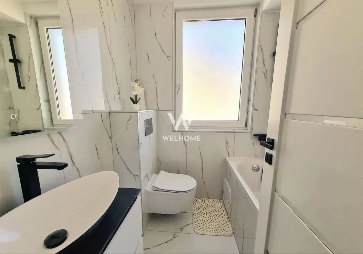 Casă modernă 4 camere, complet mobilată și utilată – Calea Cisnădiei - Vă propunem spre vânzare o casă modernă, complet mobilată și utilată, situată pe Calea Cisnădiei, într-o zonă în plină dezvoltare, ideală pentru locuit.
Imobilul are o suprafață utilă de 116 mp si compartimentare bine gandita si practica: 
Parter: living open-space cu bucătărie si baie
Etaj 1: 2 dormitoare, dressing si baie
Etaj 2: cameră spațioasă, ideală pentru depozitare sau amenajarea unui al treilea dormitor / birou

Casa este dotată cu pompă de căldură Wolf și beneficiază de încălzire în pardoseală, oferind un confort termic ridicat și eficiență energetică.
Se vinde complet mobilată și utilată, fiind pregătită pentru mutare imediată.
Toate instalațiile sunt pe bază de energie electrică.

Preț: 225.000 € (negociabil)
O alegere ideală pentru cei care caută o locuință modernă, confortabilă și gata de locuit.
Telefon: 0756 094 405