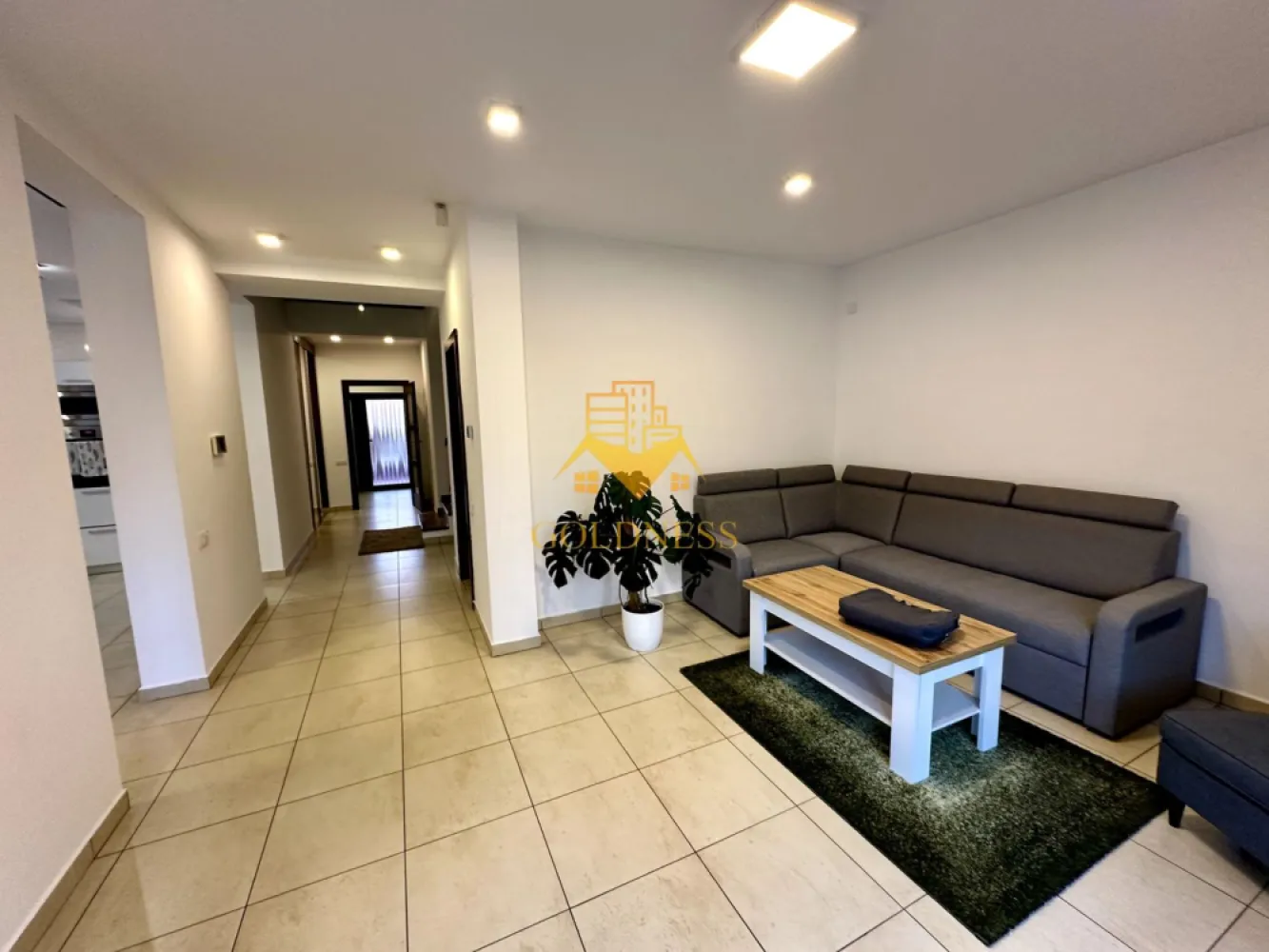 Casa 5 camere, Gheorgheni, Curte, Garaj, Titulescu, Interservisan - Casă spațioasă de închiriat în Gheorgheni – ideală pentru familie sau birouri

Vă propunem spre închiriere o casă modernă și generoasă, situată într-una dintre cele mai căutate zone din Cluj-Napoca – Gheorgheni, potrivită atât pentru locuit, cât și pentru activități de birou.
Proprietatea are o suprafață utilă de 175 mp și este dispusă pe P+1 + pod, oferind un spațiu bine compartimentat și funcțional.

 Compartimentare inteligentă:

Parter (semidecomandat):
* sufragerie spațioasă, open-space cu bucătăria
* bucătărie complet mobilată și utilată (inclusiv mașină de spălat vase)
* acces facil către curte
* scară interioară din lemn, cu design elegant

Etaj (decomandat):
* 3 dormitoare + 1 cameră birou
* dormitor matrimonial cu baie proprie, dressing separat și balcon propriu
* 2 dormitoare secundare cu balcon comun
* baie pe hol
* hol spectaculos cu podea din sticlă, oferind vizibilitate către parter

 Dotări și beneficii:
* 3 băi
* 2 balcoane
* încălzire în pardoseală + centrală proprie
* 3 aparate de aer condiționat
* debara + pod pentru depozitare
* garaj + 4 locuri de parcare
* curte liberă de aproximativ 250 mp, cu zonă amenajată pentru grătar

Casa se închiriază semimobilată, oferind flexibilitate în amenajare, în funcție de preferințele chiriașilor.
Zona Gheorgheni oferă un echilibru ideal între liniște și acces rapid către principalele puncte de interes din oraș. La o distanță de 20 minute de mers pe jos pana în centrul orașului.

Dacă sunteți interesați de acest apartament și doriți să îl vizionați, dar și pentru alte oferte nu ezitați să ne contactați telefonic sau prin e-mail. Vă stăm la dispoziție! Video cu turul casei la cerere pe whatsapp.
Pentru intermediere se percepe un comision de 50% din prețul chiriei!