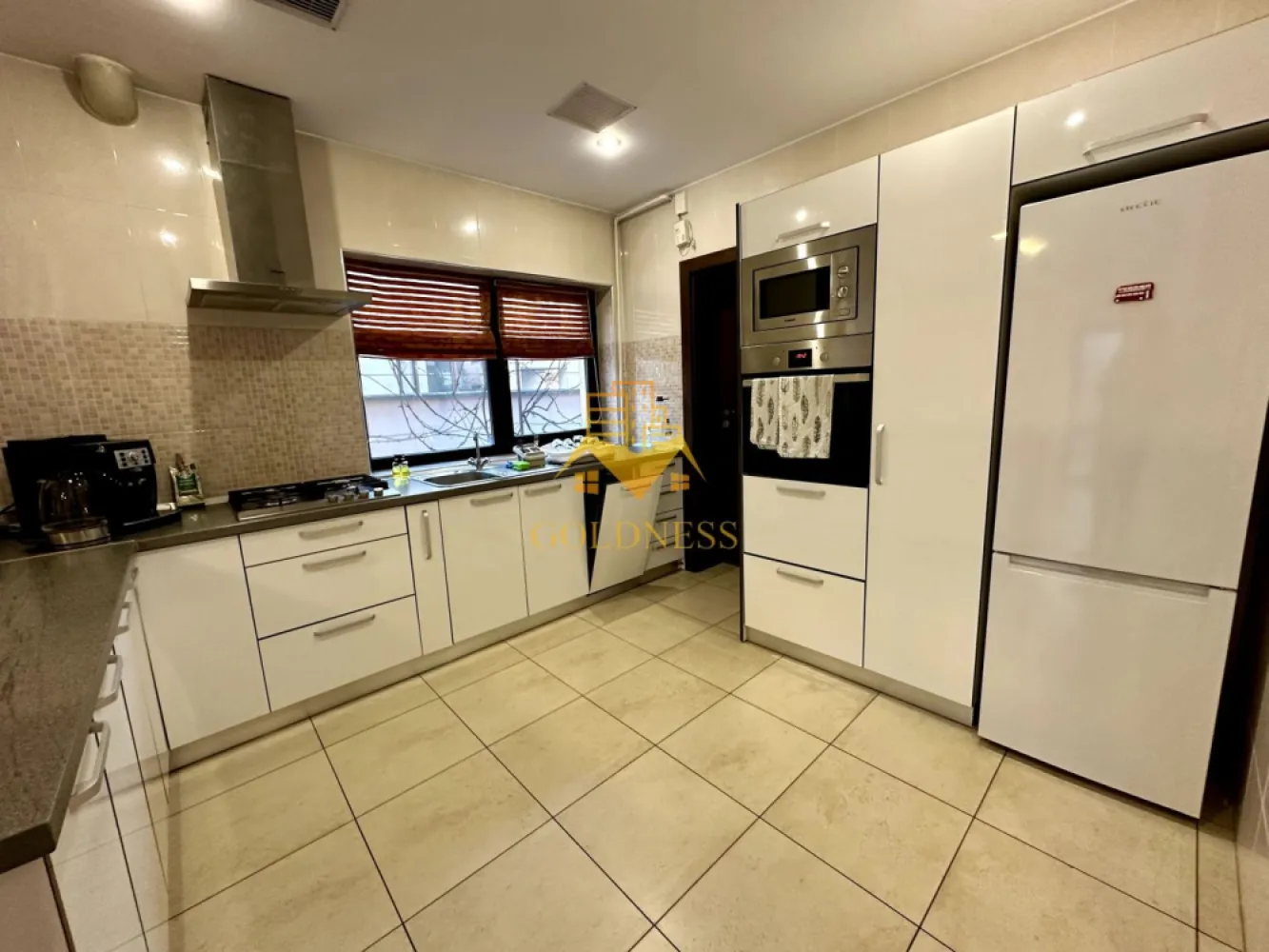 Casa 5 camere, Gheorgheni, Curte, Garaj, Titulescu, Interservisan - Casă spațioasă de închiriat în Gheorgheni – ideală pentru familie sau birouri

Vă propunem spre închiriere o casă modernă și generoasă, situată într-una dintre cele mai căutate zone din Cluj-Napoca – Gheorgheni, potrivită atât pentru locuit, cât și pentru activități de birou.
Proprietatea are o suprafață utilă de 175 mp și este dispusă pe P+1 + pod, oferind un spațiu bine compartimentat și funcțional.

 Compartimentare inteligentă:

Parter (semidecomandat):
* sufragerie spațioasă, open-space cu bucătăria
* bucătărie complet mobilată și utilată (inclusiv mașină de spălat vase)
* acces facil către curte
* scară interioară din lemn, cu design elegant

Etaj (decomandat):
* 3 dormitoare + 1 cameră birou
* dormitor matrimonial cu baie proprie, dressing separat și balcon propriu
* 2 dormitoare secundare cu balcon comun
* baie pe hol
* hol spectaculos cu podea din sticlă, oferind vizibilitate către parter

 Dotări și beneficii:
* 3 băi
* 2 balcoane
* încălzire în pardoseală + centrală proprie
* 3 aparate de aer condiționat
* debara + pod pentru depozitare
* garaj + 4 locuri de parcare
* curte liberă de aproximativ 250 mp, cu zonă amenajată pentru grătar

Casa se închiriază semimobilată, oferind flexibilitate în amenajare, în funcție de preferințele chiriașilor.
Zona Gheorgheni oferă un echilibru ideal între liniște și acces rapid către principalele puncte de interes din oraș. La o distanță de 20 minute de mers pe jos pana în centrul orașului.

Dacă sunteți interesați de acest apartament și doriți să îl vizionați, dar și pentru alte oferte nu ezitați să ne contactați telefonic sau prin e-mail. Vă stăm la dispoziție! Video cu turul casei la cerere pe whatsapp.
Pentru intermediere se percepe un comision de 50% din prețul chiriei!