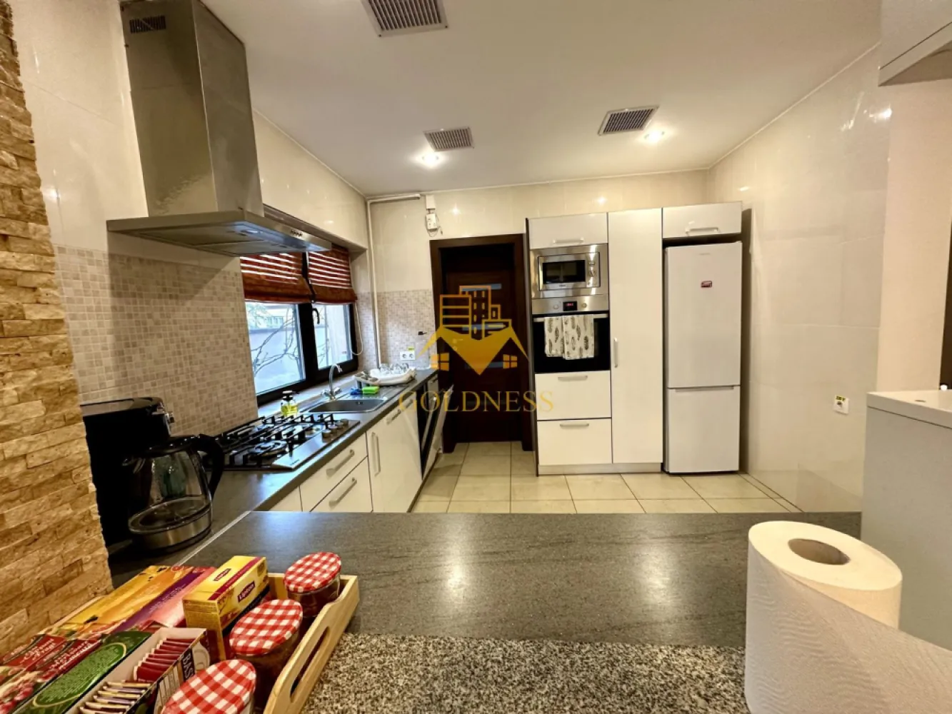 Casa 5 camere, Gheorgheni, Curte, Garaj, Titulescu, Interservisan - Casă spațioasă de închiriat în Gheorgheni – ideală pentru familie sau birouri

Vă propunem spre închiriere o casă modernă și generoasă, situată într-una dintre cele mai căutate zone din Cluj-Napoca – Gheorgheni, potrivită atât pentru locuit, cât și pentru activități de birou.
Proprietatea are o suprafață utilă de 175 mp și este dispusă pe P+1 + pod, oferind un spațiu bine compartimentat și funcțional.

 Compartimentare inteligentă:

Parter (semidecomandat):
* sufragerie spațioasă, open-space cu bucătăria
* bucătărie complet mobilată și utilată (inclusiv mașină de spălat vase)
* acces facil către curte
* scară interioară din lemn, cu design elegant

Etaj (decomandat):
* 3 dormitoare + 1 cameră birou
* dormitor matrimonial cu baie proprie, dressing separat și balcon propriu
* 2 dormitoare secundare cu balcon comun
* baie pe hol
* hol spectaculos cu podea din sticlă, oferind vizibilitate către parter

 Dotări și beneficii:
* 3 băi
* 2 balcoane
* încălzire în pardoseală + centrală proprie
* 3 aparate de aer condiționat
* debara + pod pentru depozitare
* garaj + 4 locuri de parcare
* curte liberă de aproximativ 250 mp, cu zonă amenajată pentru grătar

Casa se închiriază semimobilată, oferind flexibilitate în amenajare, în funcție de preferințele chiriașilor.
Zona Gheorgheni oferă un echilibru ideal între liniște și acces rapid către principalele puncte de interes din oraș. La o distanță de 20 minute de mers pe jos pana în centrul orașului.

Dacă sunteți interesați de acest apartament și doriți să îl vizionați, dar și pentru alte oferte nu ezitați să ne contactați telefonic sau prin e-mail. Vă stăm la dispoziție! Video cu turul casei la cerere pe whatsapp.
Pentru intermediere se percepe un comision de 50% din prețul chiriei!