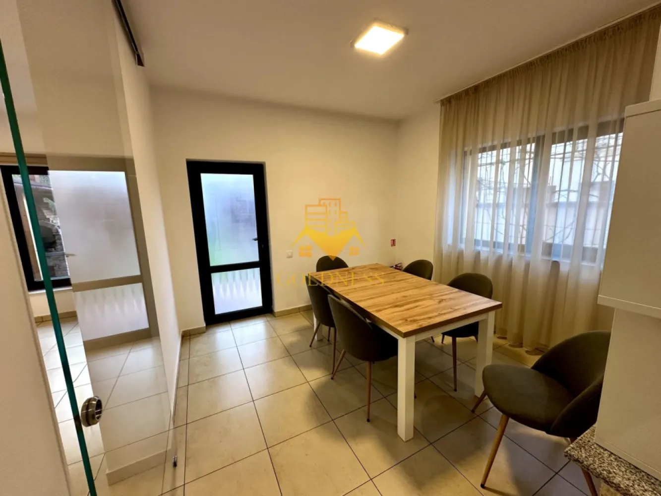 Casa 5 camere, Gheorgheni, Curte, Garaj, Titulescu, Interservisan - Casă spațioasă de închiriat în Gheorgheni – ideală pentru familie sau birouri

Vă propunem spre închiriere o casă modernă și generoasă, situată într-una dintre cele mai căutate zone din Cluj-Napoca – Gheorgheni, potrivită atât pentru locuit, cât și pentru activități de birou.
Proprietatea are o suprafață utilă de 175 mp și este dispusă pe P+1 + pod, oferind un spațiu bine compartimentat și funcțional.

 Compartimentare inteligentă:

Parter (semidecomandat):
* sufragerie spațioasă, open-space cu bucătăria
* bucătărie complet mobilată și utilată (inclusiv mașină de spălat vase)
* acces facil către curte
* scară interioară din lemn, cu design elegant

Etaj (decomandat):
* 3 dormitoare + 1 cameră birou
* dormitor matrimonial cu baie proprie, dressing separat și balcon propriu
* 2 dormitoare secundare cu balcon comun
* baie pe hol
* hol spectaculos cu podea din sticlă, oferind vizibilitate către parter

 Dotări și beneficii:
* 3 băi
* 2 balcoane
* încălzire în pardoseală + centrală proprie
* 3 aparate de aer condiționat
* debara + pod pentru depozitare
* garaj + 4 locuri de parcare
* curte liberă de aproximativ 250 mp, cu zonă amenajată pentru grătar

Casa se închiriază semimobilată, oferind flexibilitate în amenajare, în funcție de preferințele chiriașilor.
Zona Gheorgheni oferă un echilibru ideal între liniște și acces rapid către principalele puncte de interes din oraș. La o distanță de 20 minute de mers pe jos pana în centrul orașului.

Dacă sunteți interesați de acest apartament și doriți să îl vizionați, dar și pentru alte oferte nu ezitați să ne contactați telefonic sau prin e-mail. Vă stăm la dispoziție! Video cu turul casei la cerere pe whatsapp.
Pentru intermediere se percepe un comision de 50% din prețul chiriei!