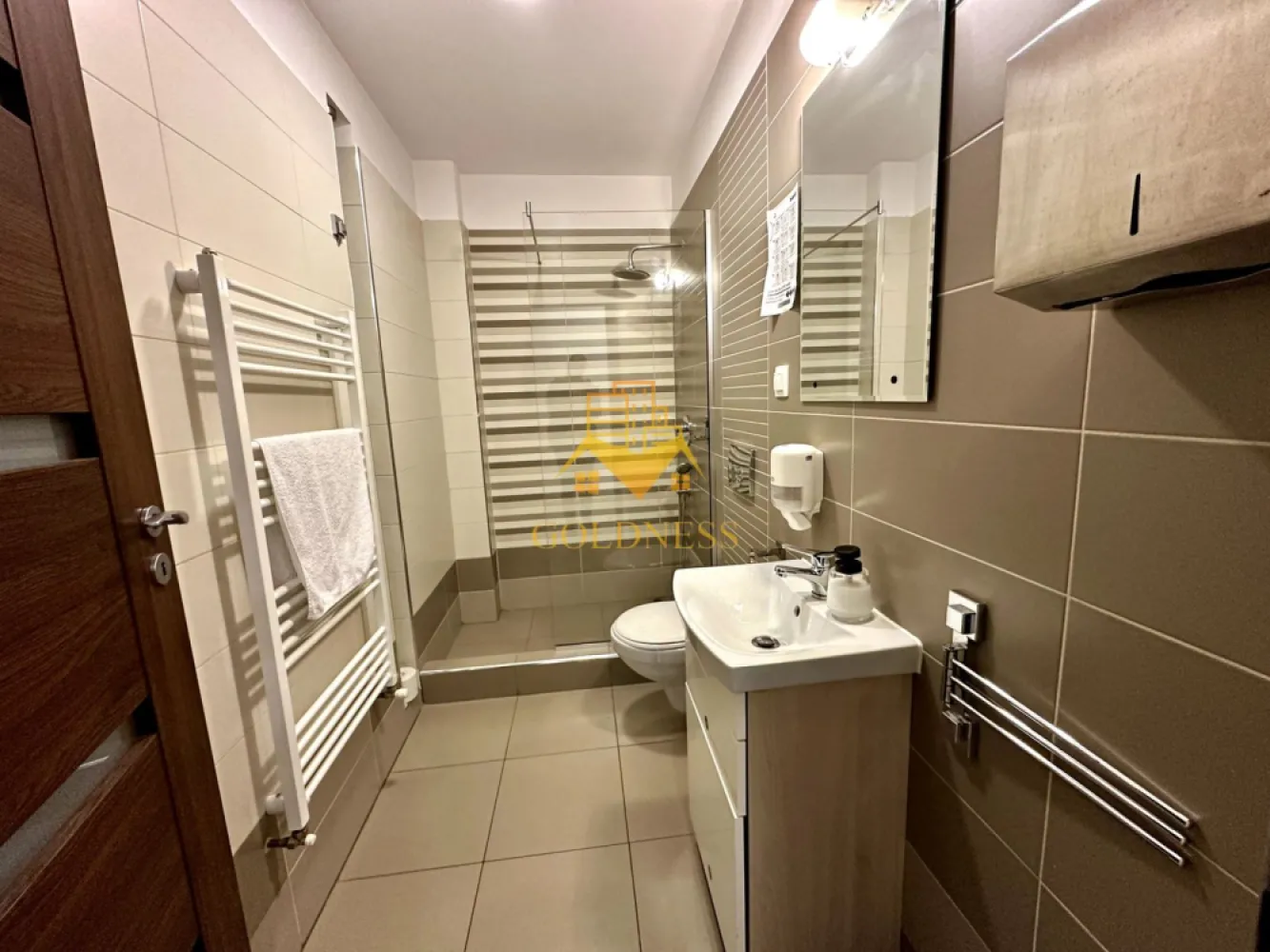 Casa 5 camere, Gheorgheni, Curte, Garaj, Titulescu, Interservisan - Casă spațioasă de închiriat în Gheorgheni – ideală pentru familie sau birouri

Vă propunem spre închiriere o casă modernă și generoasă, situată într-una dintre cele mai căutate zone din Cluj-Napoca – Gheorgheni, potrivită atât pentru locuit, cât și pentru activități de birou.
Proprietatea are o suprafață utilă de 175 mp și este dispusă pe P+1 + pod, oferind un spațiu bine compartimentat și funcțional.

 Compartimentare inteligentă:

Parter (semidecomandat):
* sufragerie spațioasă, open-space cu bucătăria
* bucătărie complet mobilată și utilată (inclusiv mașină de spălat vase)
* acces facil către curte
* scară interioară din lemn, cu design elegant

Etaj (decomandat):
* 3 dormitoare + 1 cameră birou
* dormitor matrimonial cu baie proprie, dressing separat și balcon propriu
* 2 dormitoare secundare cu balcon comun
* baie pe hol
* hol spectaculos cu podea din sticlă, oferind vizibilitate către parter

 Dotări și beneficii:
* 3 băi
* 2 balcoane
* încălzire în pardoseală + centrală proprie
* 3 aparate de aer condiționat
* debara + pod pentru depozitare
* garaj + 4 locuri de parcare
* curte liberă de aproximativ 250 mp, cu zonă amenajată pentru grătar

Casa se închiriază semimobilată, oferind flexibilitate în amenajare, în funcție de preferințele chiriașilor.
Zona Gheorgheni oferă un echilibru ideal între liniște și acces rapid către principalele puncte de interes din oraș. La o distanță de 20 minute de mers pe jos pana în centrul orașului.

Dacă sunteți interesați de acest apartament și doriți să îl vizionați, dar și pentru alte oferte nu ezitați să ne contactați telefonic sau prin e-mail. Vă stăm la dispoziție! Video cu turul casei la cerere pe whatsapp.
Pentru intermediere se percepe un comision de 50% din prețul chiriei!
