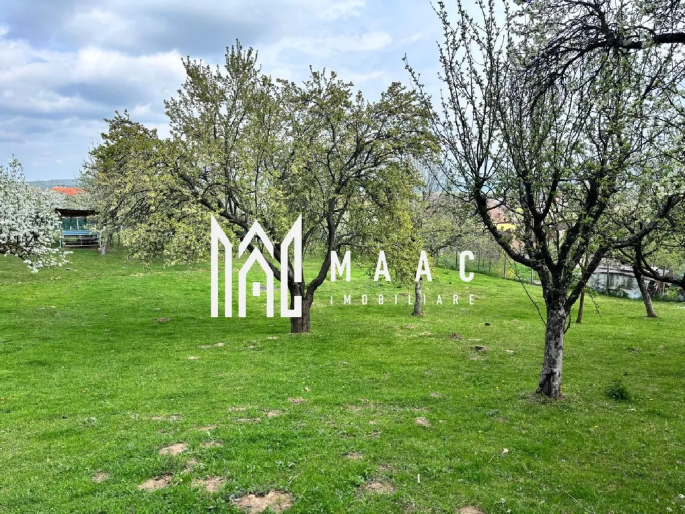 Teren Intravilan | 855 MP | Săliște - MAAC vă propune spre vânzare un teren intravilan cu un real potențial, situat în pitoreasca localitate Săliște, în inima Mărginimii Sibiului – o zonă recunoscută pentru autenticitatea sa, aerul curat și cadrul natural deosebit.

Proprietatea are o suprafață de 855 mp și beneficiază de o geometrie excelentă, ideală pentru dezvoltarea unei locuințe individuale. Terenul este deja măsurat și înregistrat în sistemul Eterra, oferind siguranță juridică și transparență în procesul de achiziție.

Unul dintre principalele avantaje îl reprezintă utilitățile disponibile la poartă, facilitând demararea rapidă a construcției. Amplasarea este într-o zonă foarte bună, liniștită, dar totodată accesibilă, perfectă pentru cei care își doresc o locuință într-un cadru natural, departe de agitația urbană, fără a renunța la confort.

Terenul este ideal pentru construirea unei case de locuit, oferind spațiul necesar pentru un proiect personalizat, într-o comunitate cu tradiție și peisaje deosebite.

Prețul este exprimat per metru pătrat și este negociabil.

Pentru mai multe detalii sau pentru a programa o vizionare, vă rugăm să ne contactați specificând ID : CP3029112