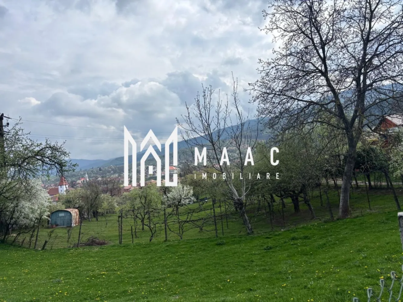 Teren Intravilan | 855 MP | Săliște - MAAC vă propune spre vânzare un teren intravilan cu un real potențial, situat în pitoreasca localitate Săliște, în inima Mărginimii Sibiului – o zonă recunoscută pentru autenticitatea sa, aerul curat și cadrul natural deosebit.

Proprietatea are o suprafață de 855 mp și beneficiază de o geometrie excelentă, ideală pentru dezvoltarea unei locuințe individuale. Terenul este deja măsurat și înregistrat în sistemul Eterra, oferind siguranță juridică și transparență în procesul de achiziție.

Unul dintre principalele avantaje îl reprezintă utilitățile disponibile la poartă, facilitând demararea rapidă a construcției. Amplasarea este într-o zonă foarte bună, liniștită, dar totodată accesibilă, perfectă pentru cei care își doresc o locuință într-un cadru natural, departe de agitația urbană, fără a renunța la confort.

Terenul este ideal pentru construirea unei case de locuit, oferind spațiul necesar pentru un proiect personalizat, într-o comunitate cu tradiție și peisaje deosebite.

Prețul este exprimat per metru pătrat și este negociabil.

Pentru mai multe detalii sau pentru a programa o vizionare, vă rugăm să ne contactați specificând ID : CP3029112