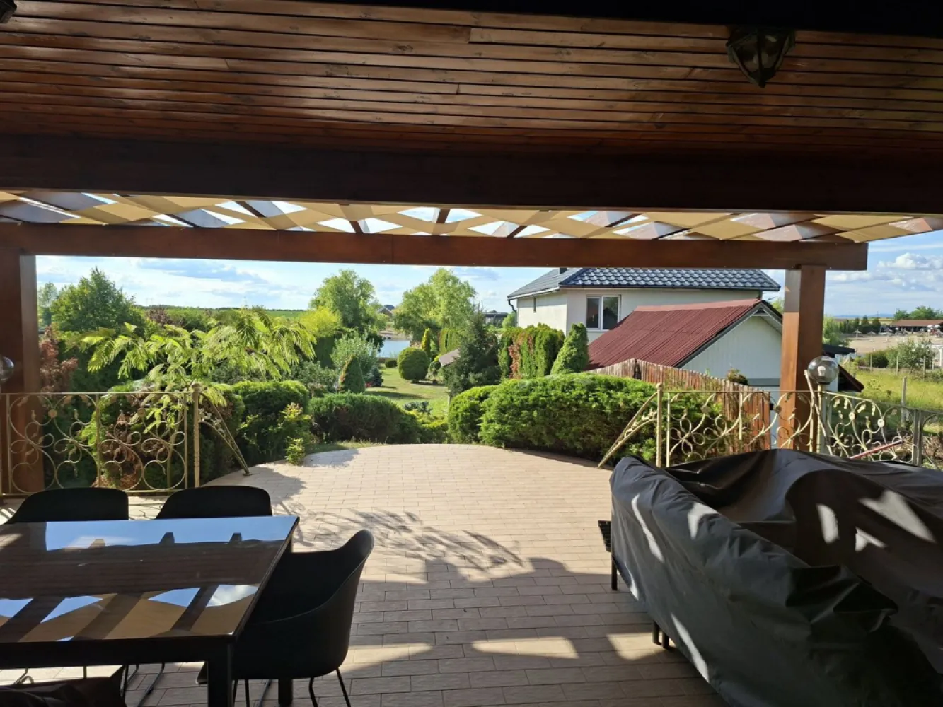 BRASADAS vinde casa cu iesire la lac