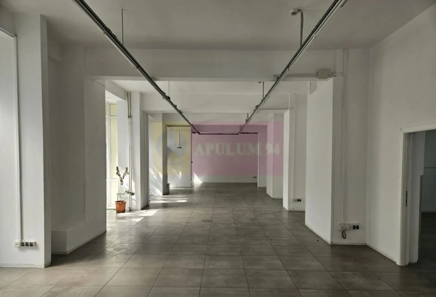 Spatiu comercial Calea Serban Voda, 261 mp, vitrina 20ml, stradal - Va oferim spre inchiriere un spatiu comercial situat la parter de bloc, vitrina 20 ml, pe Calea Șerban Vodă in zona Tineretului, cu vizibilitate foarte buna si acces facil, ideal pentru multiple tipuri de activitati comerciale sau de servicii. Aproape de Metrou Tineretului, stații STB, clădiri de birouri, zone turistice, parcuri. Suprafata utila: 261 mp, toata suprafata este la parter• Vitrina stradala: 20 ml• Open space principal: 112 mp (ideal showroom receptie sala vanzare)• Incaperi suplimentare pentru birouri sau spatii de lucru• 2 grupuri sanitare• Intrare principala din fata• Intrare separata in spate pentru aprovizionare marfa. Potrivit pentru orice tip de activitate: Showroom, supermarket, farmacie, clinica medicala, cafenea, patiserie etc.
Pentru detalii suplimentare si vizionare contactati agentul Dona Camelia 0733683461