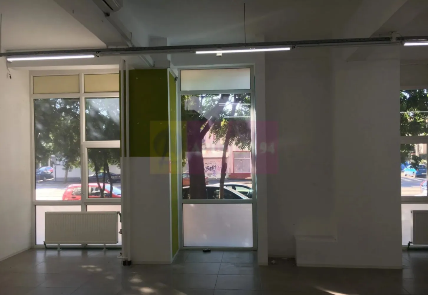 Spatiu comercial Calea Serban Voda, 261 mp, vitrina 20ml, stradal - Va oferim spre inchiriere un spatiu comercial situat la parter de bloc, vitrina 20 ml, pe Calea Șerban Vodă in zona Tineretului, cu vizibilitate foarte buna si acces facil, ideal pentru multiple tipuri de activitati comerciale sau de servicii. Aproape de Metrou Tineretului, stații STB, clădiri de birouri, zone turistice, parcuri. Suprafata utila: 261 mp, toata suprafata este la parter• Vitrina stradala: 20 ml• Open space principal: 112 mp (ideal showroom receptie sala vanzare)• Incaperi suplimentare pentru birouri sau spatii de lucru• 2 grupuri sanitare• Intrare principala din fata• Intrare separata in spate pentru aprovizionare marfa. Potrivit pentru orice tip de activitate: Showroom, supermarket, farmacie, clinica medicala, cafenea, patiserie etc.
Pentru detalii suplimentare si vizionare contactati agentul Dona Camelia 0733683461